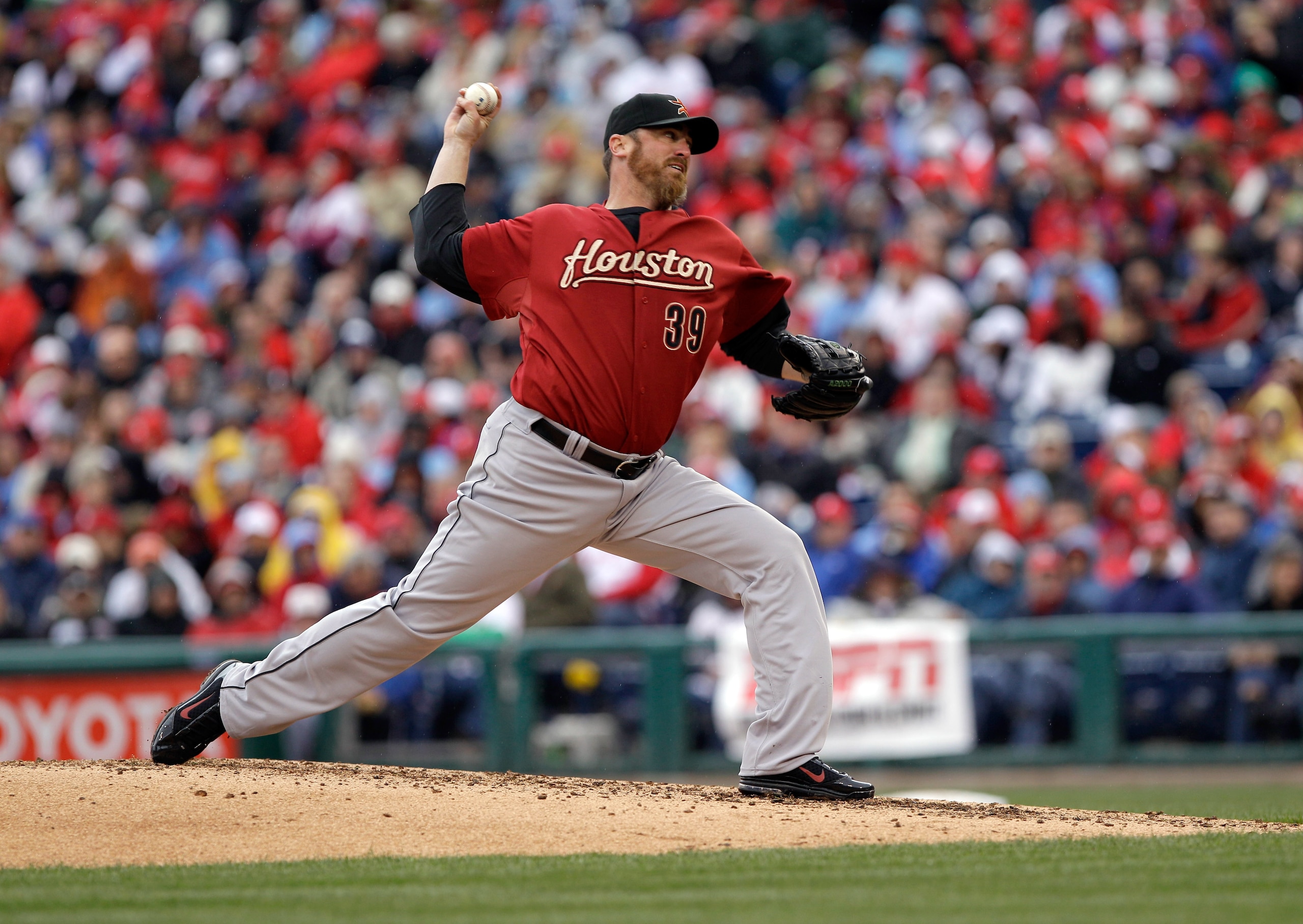 PHILADELPHIA, PA - APRIL 01: Brett Myers #39 of the Houston Astros delivers to a Philadelphia Phillies batter during the sixth inning at Citizens Bank Park on April 1, 2011 in Philadelphia, Pennsylvania.  (Photo by Rob Carr/Getty Images)