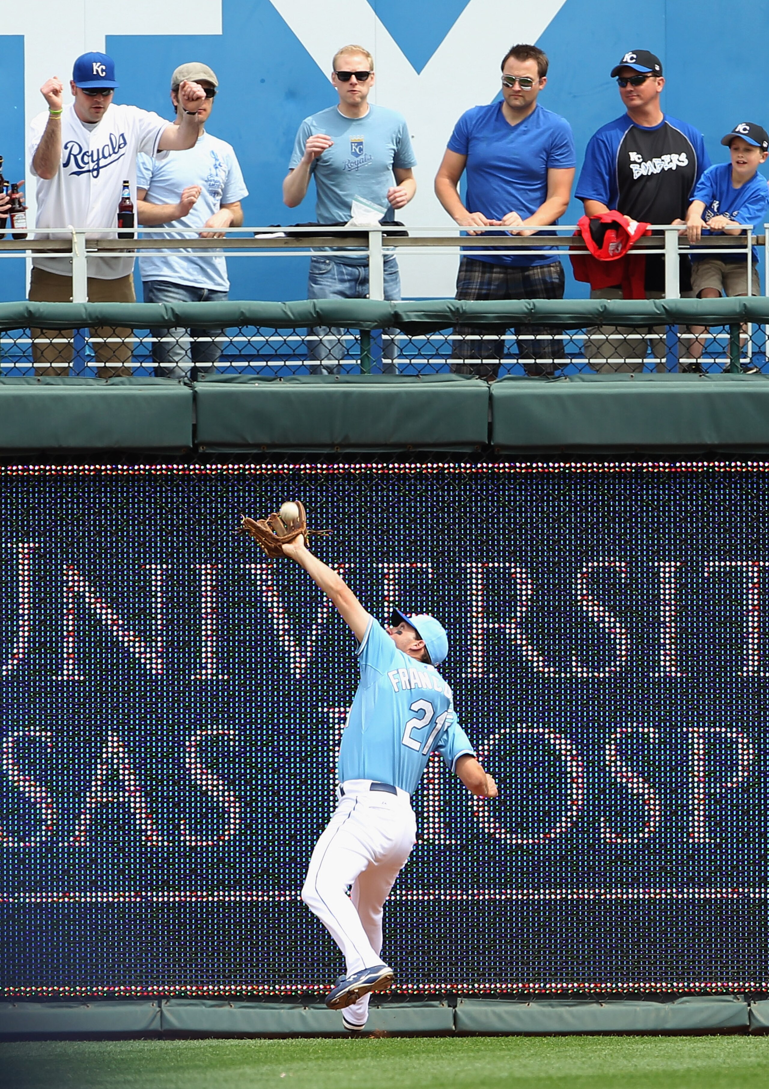 KANSAS CITY, MO - APRIL 17:  Jeff Francoeur #21 of the Kansas City Royals catches a fly ball over his shoulder during the game against the Seattle Mariners on April 17, 2011 at Kauffman Stadium in Kansas City, Missouri.  (Photo by Jamie Squire/Getty Image