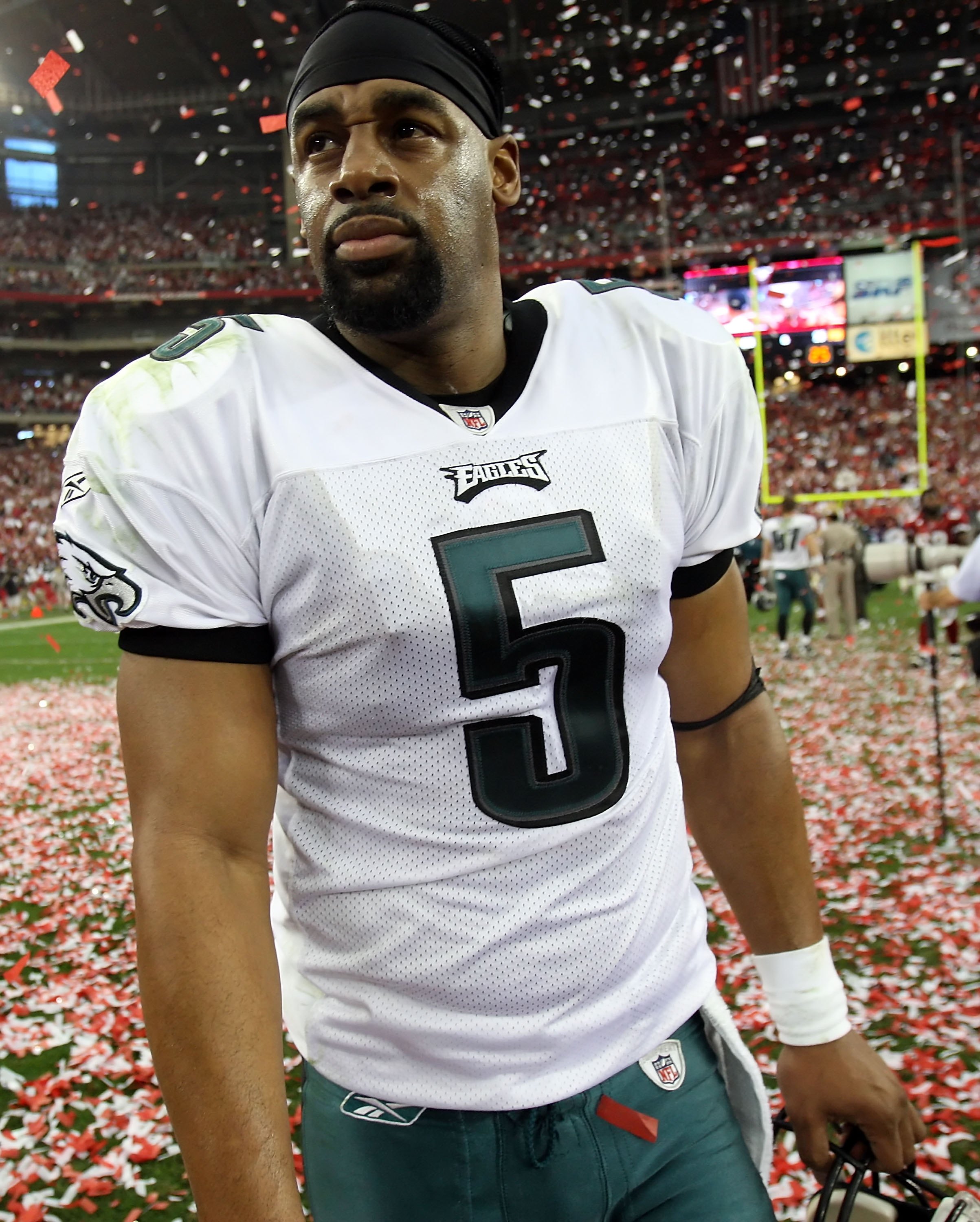 GLENDALE, AZ - JANUARY 18:  Quarterback Donovan McNabb #5 of the Phildelphia Eagles walks off the field after losing to the Arizona Cardinals during the NFC championship game on January 18, 2009 at University of Phoenix Stadium in Glendale, Arizona. The C