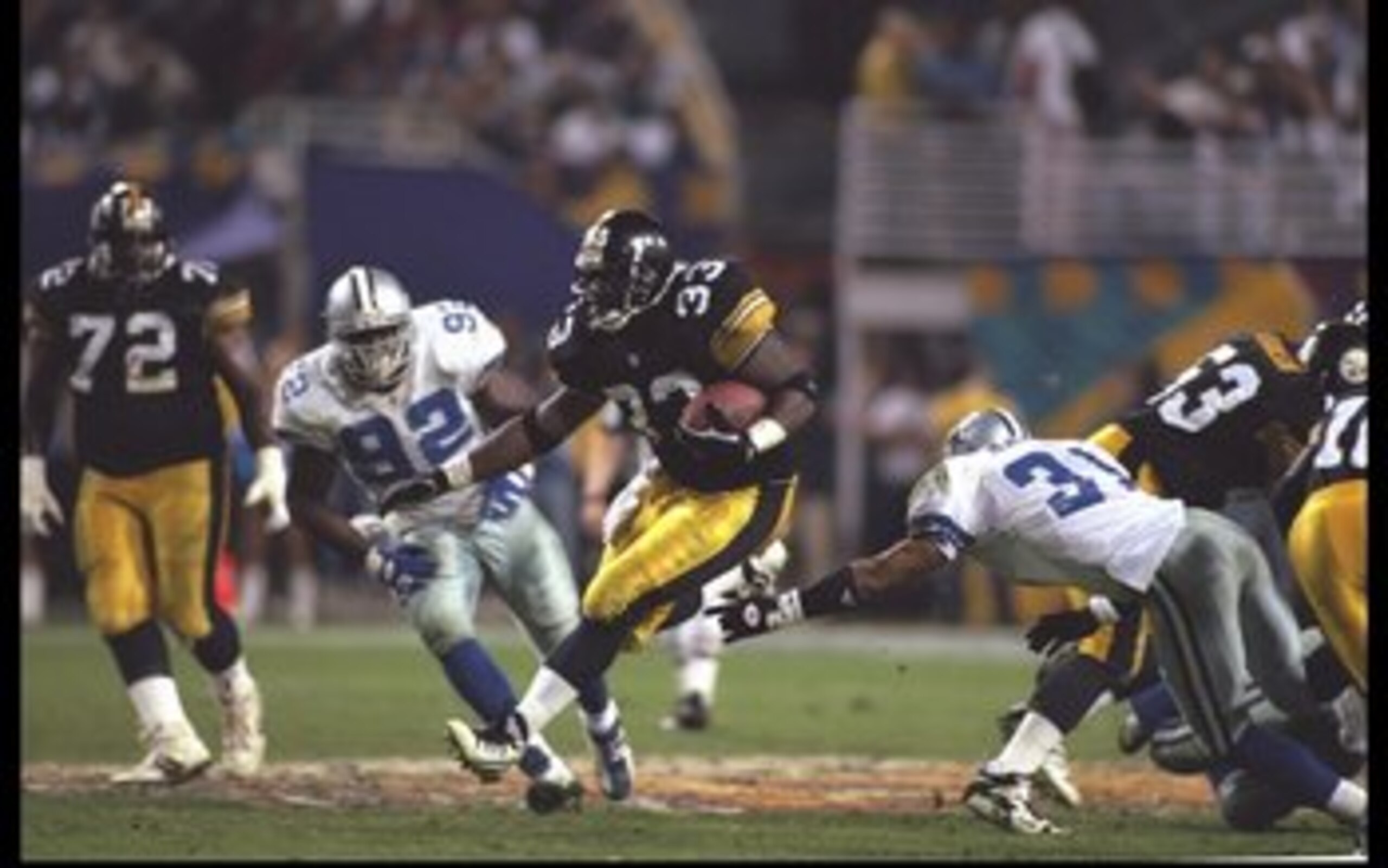 28 Jan 1996:  Running back Bam Morris #33 of the Pittsburgh Steelers moves the ball against the Dallas Cowboys during Super Bowl XXX played at Sun Devil Stadium in Tempe, Arizona.  The Cowboys won, 27-17. Mandatory Credit: Mike Powell  /Allsport