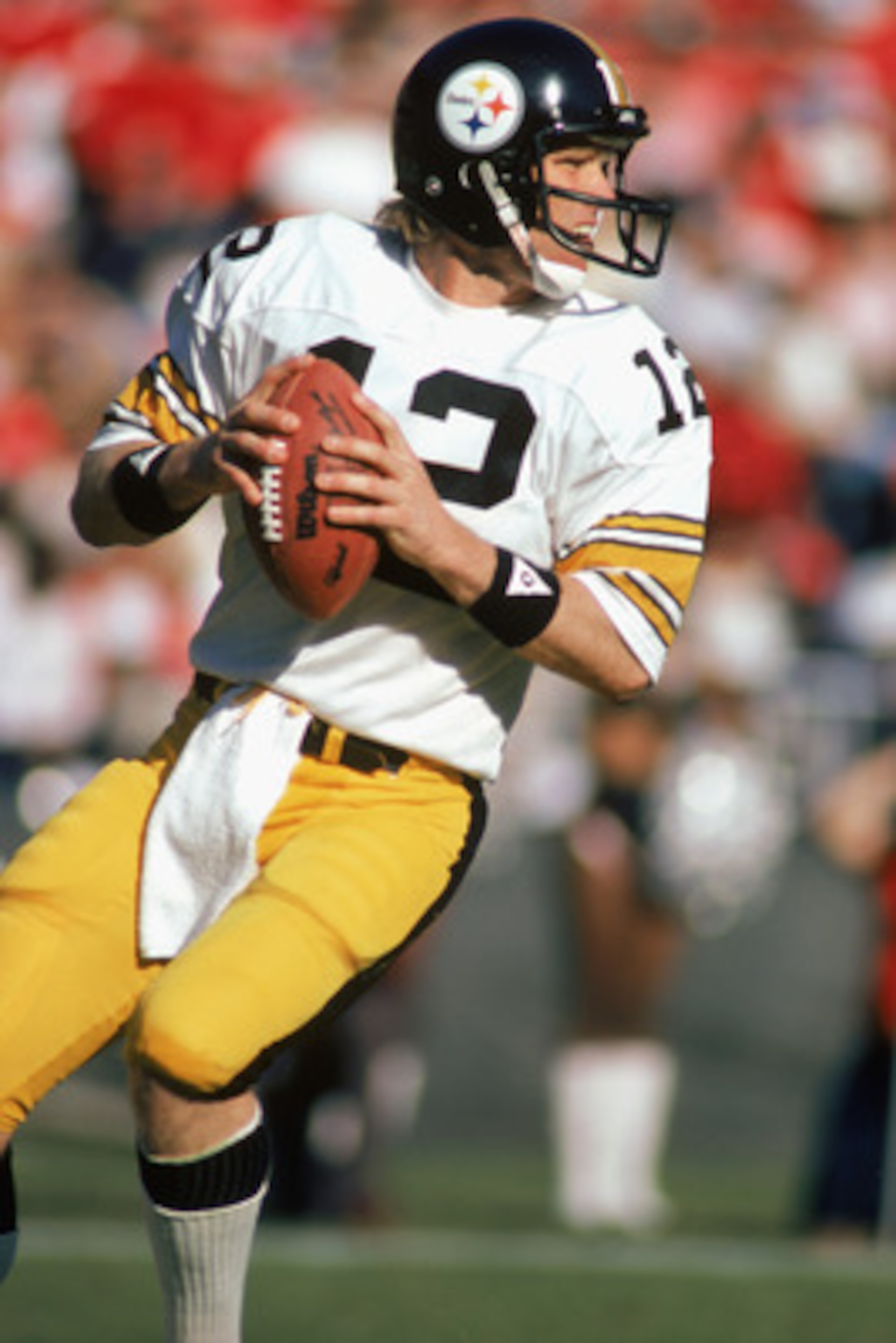 ATLANTA - NOVEMBER 1:  Quarterback Terry Bradshaw #12 of the Pittsburgh Steelers looks for an open man during the game against the Atlanta Falcons at Fulton County Stadium on November 1, 1981 in Atlanta, Georgia. The Steelers defeated the Falcons 34-20.  