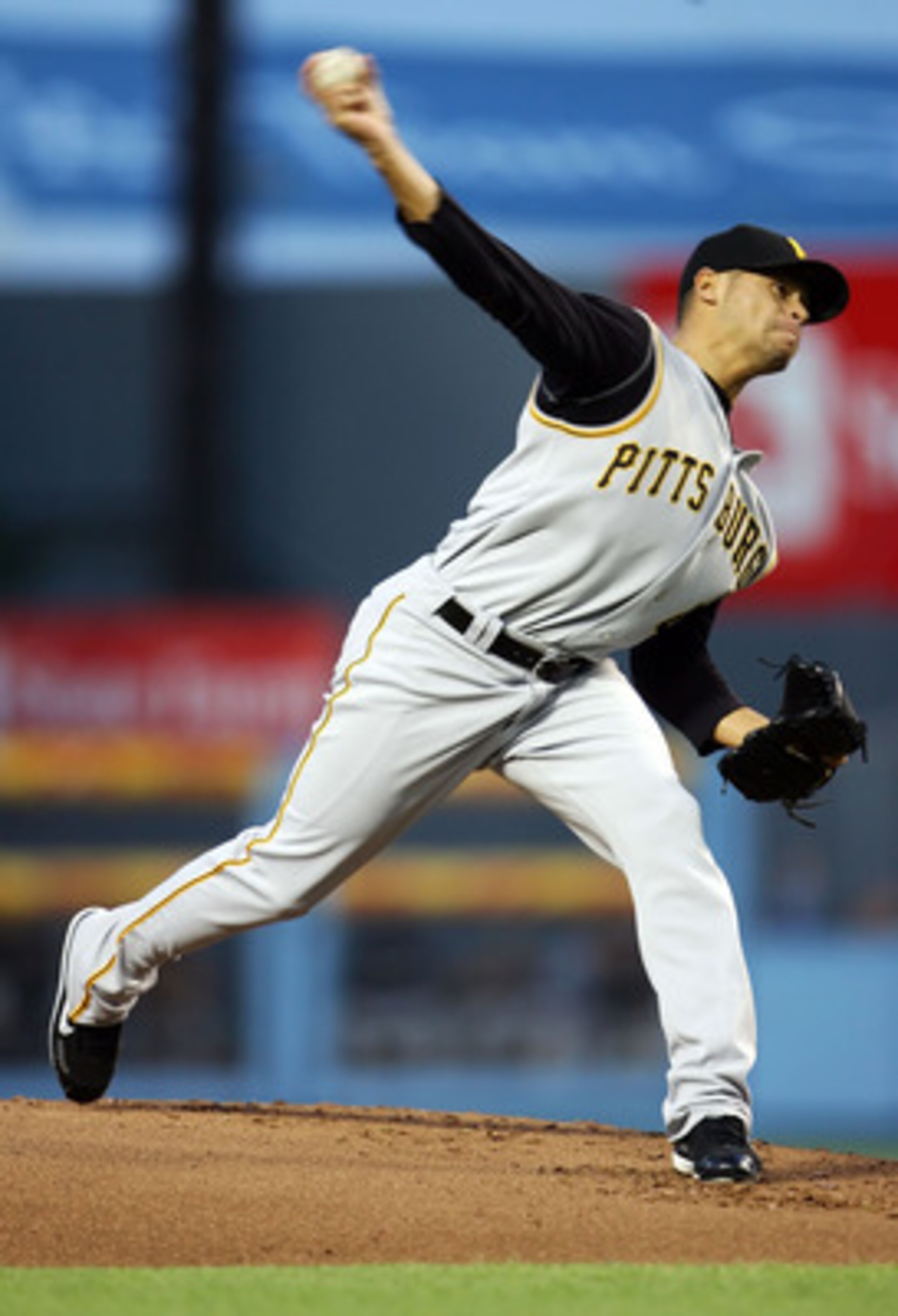LOS ANGELES - APRIL 21:  Ian Snell #45 of the Pittsburgh Pirates throws a pitch in the first inning against the Los Angeles Dodgers at Dodger Stadium on April 21, 2007 in Los Angeles, California.  (Photo by Jeff Gross/Getty Images)