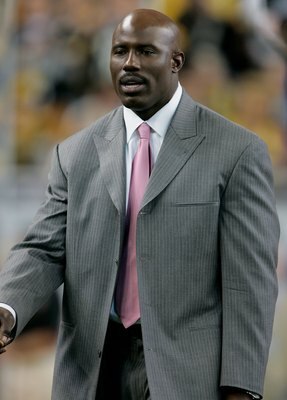 DETROIT - FEBRUARY 05:  Former Denver Broncos running bacl and MVP of Super Bowl XXXII Terrell Davis is introduced prior to Super Bowl XL between the Seattle Seahawks and the Pittsburgh Steelers at Ford Field on February 5, 2006 in Detroit, Michigan.  (Ph