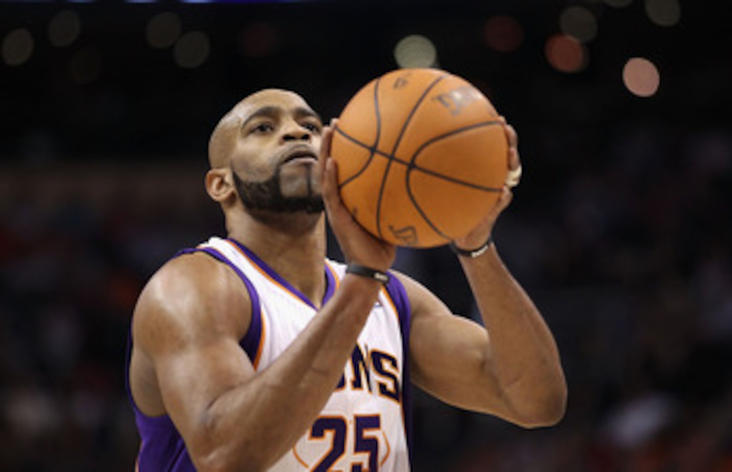 PHOENIX, AZ - MARCH 30: Vince Carter #25 of the Phoenix Suns shoots a free throw shot during the NBA game against the Oklahoma City Thunder at US Airways Center on March 30, 2011 in Phoenix, Arizona. The Thunder defeated the Suns 116-98. NOTE TO USER: U PHOENIX, AZ - MARCH 30: Vince Carter #25 of the Phoenix Suns shoots a free throw shot during the NBA game against the Oklahoma City Thunder at US Airways Center on March 30, 2011 in Phoenix, Arizona. The Thunder defeated the Suns 116-98. NOTE TO USER: U