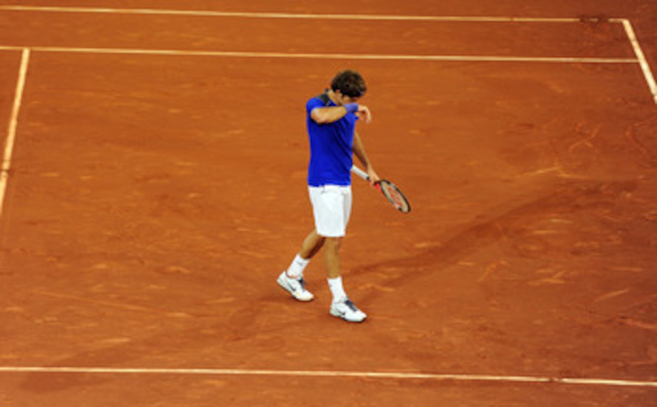 MADRID, SPAIN - MAY 07:   Roger Federer of Switzerland during his semi final match against Rafael Nadal of Spain on day seven of the Mutua Madrilena Madrid Open Tennis on May 7, 2011 in Madrid, Spain.  (Photo by Jasper Juinen/Getty Images)