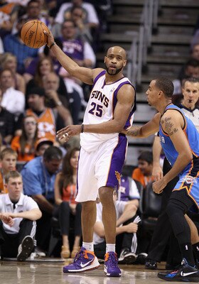 PHOENIX, AZ - MARCH 30:  Vince Carter #25 of the Phoenix Suns handles the ball during the NBA game against the Oklahoma City Thunder at US Airways Center on March 30, 2011 in Phoenix, Arizona.  The Thunder defeated the Suns 116-98. NOTE TO USER: User expr