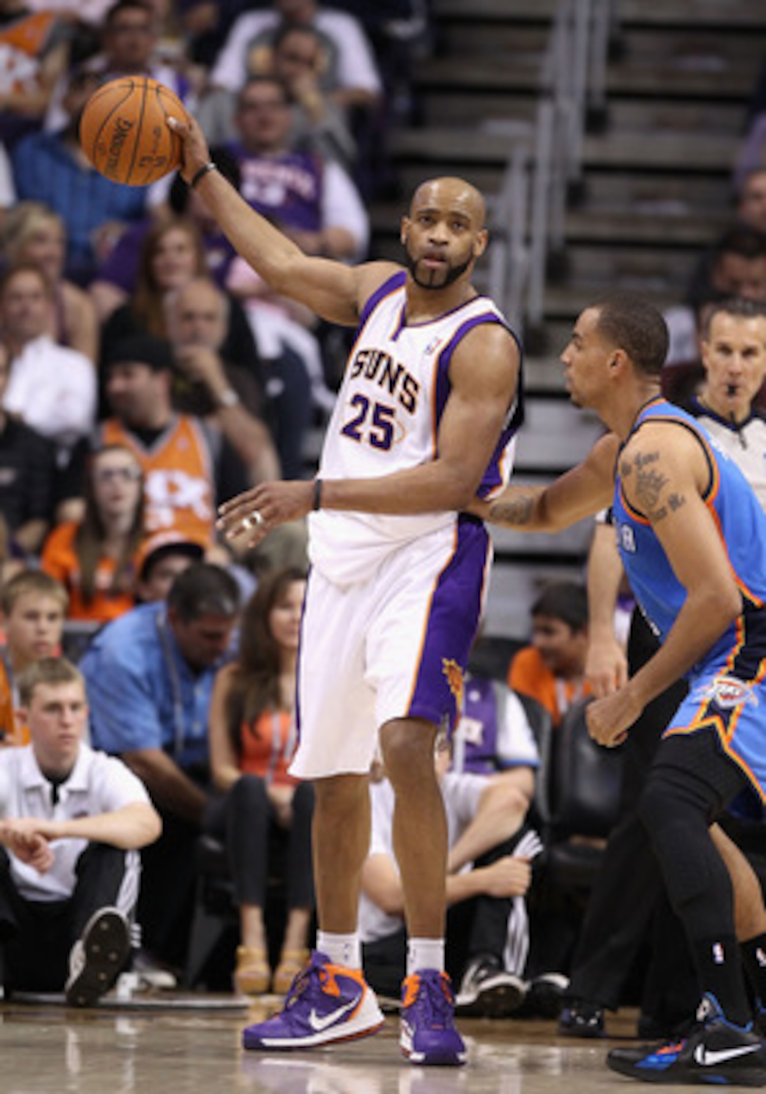 PHOENIX, AZ - MARCH 30: Vince Carter #25 of the Phoenix Suns handles the ball during the NBA game against the Oklahoma City Thunder at US Airways Center on March 30, 2011 in Phoenix, Arizona. The Thunder defeated the Suns 116-98. NOTE TO USER: User expr PHOENIX, AZ - MARCH 30: Vince Carter #25 of the Phoenix Suns handles the ball during the NBA game against the Oklahoma City Thunder at US Airways Center on March 30, 2011 in Phoenix, Arizona. The Thunder defeated the Suns 116-98. NOTE TO USER: User expr