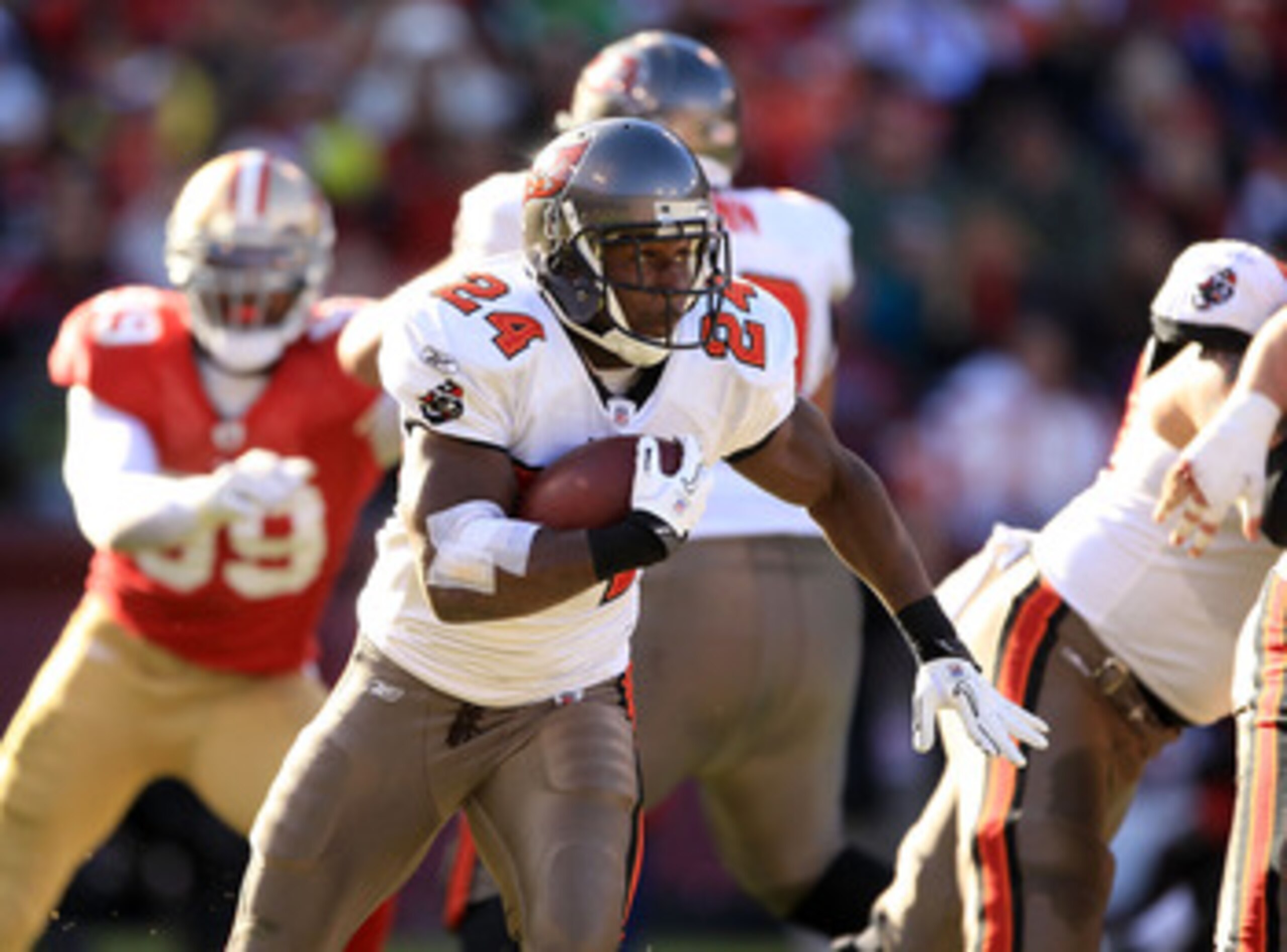 SAN FRANCISCO - NOVEMBER 21:  Carnell Williams #24 of the Tampa Bay Buccaneers in action against the San Francisco 49ers at Candlestick Park on November 21, 2010 in San Francisco, California.  (Photo by Ezra Shaw/Getty Images)