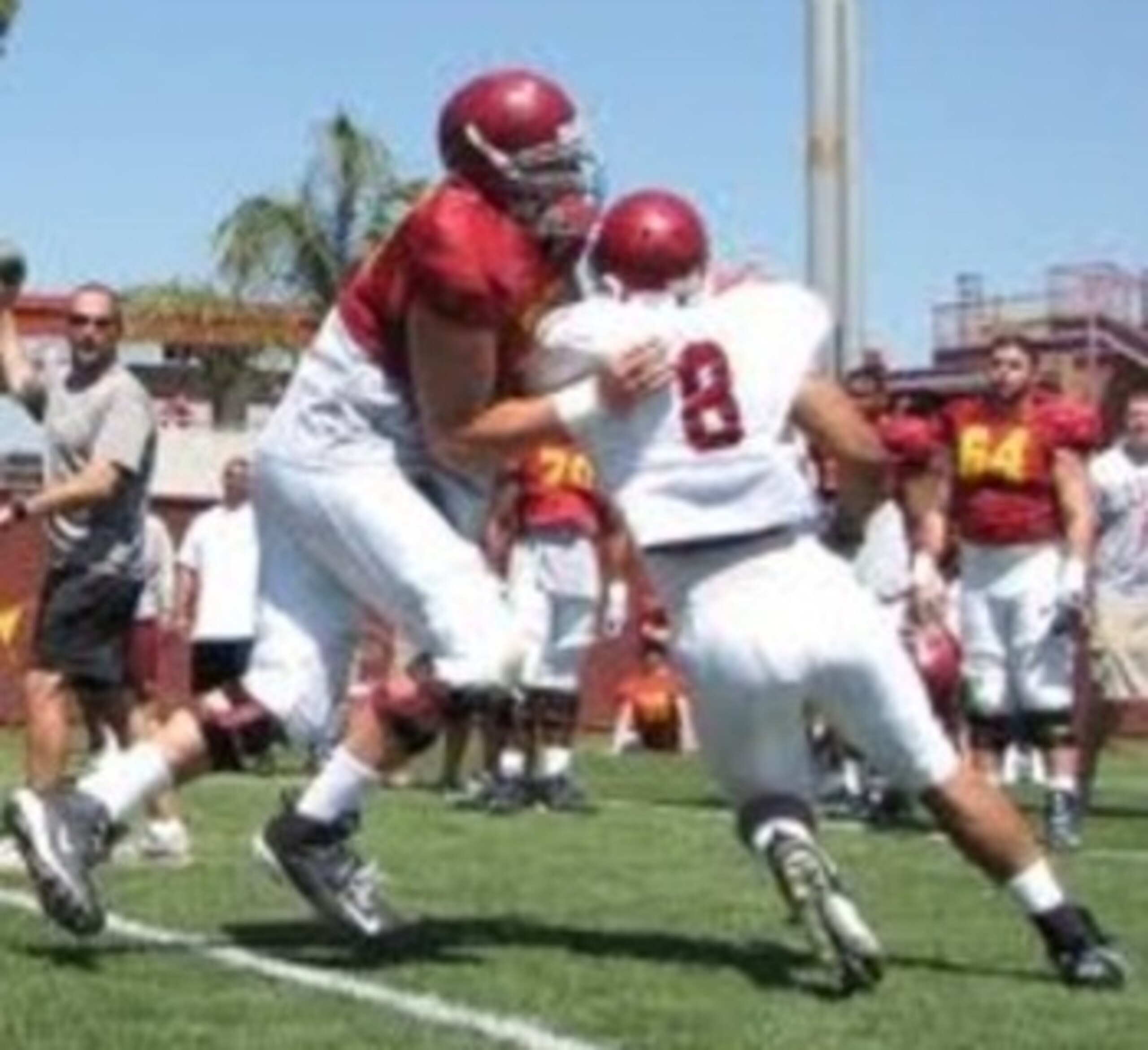 Kevin Graf blocking DE Nick Perry in practice