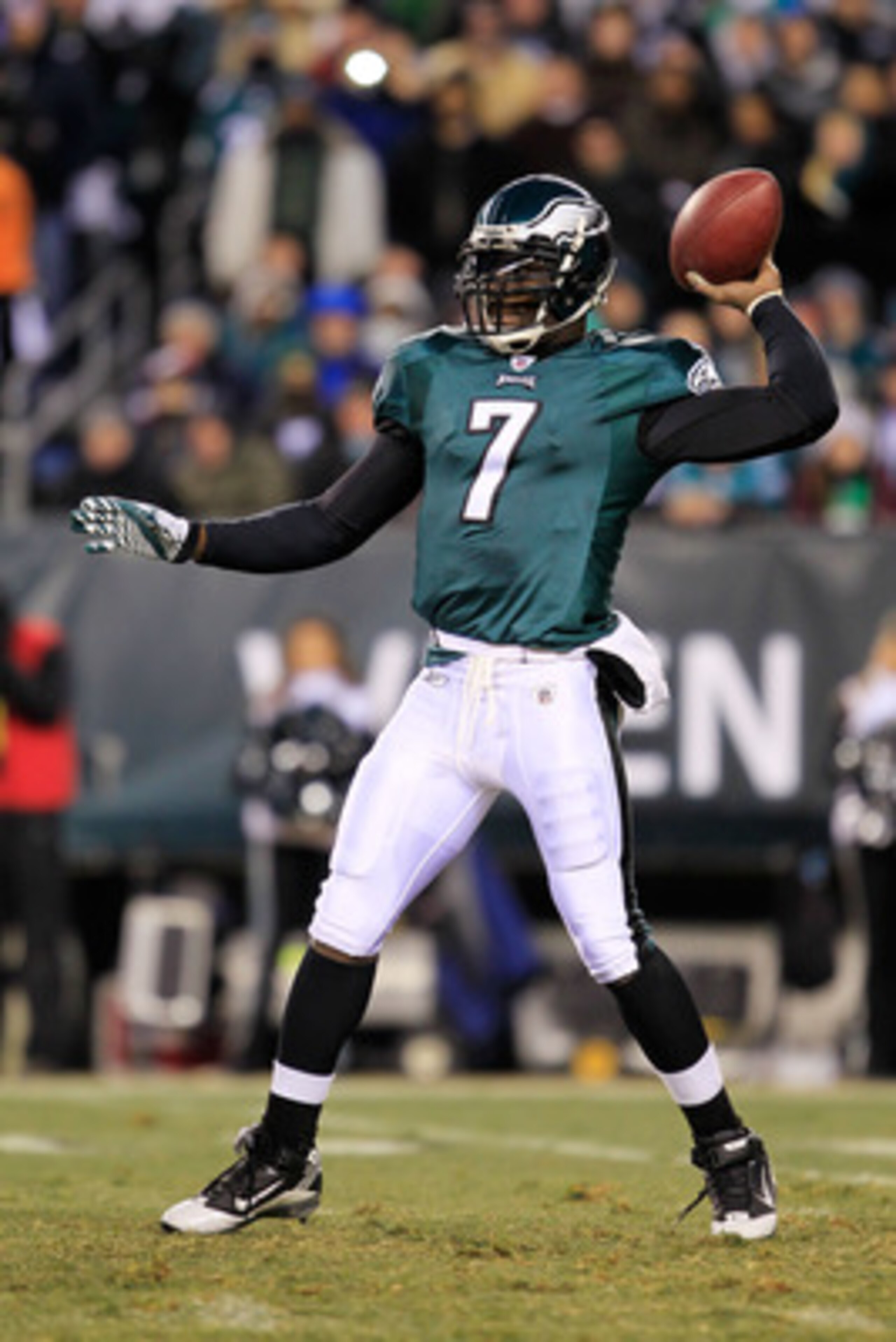 PHILADELPHIA, PA - JANUARY 09: Michael Vick #7 of the Philadelphia Eagles drops back against the Green Bay Packers during the 2011 NFC wild card playoff game at Lincoln Financial Field on January 9, 2011 in Philadelphia, Pennsylvania. (Photo by Chris Tr PHILADELPHIA, PA - JANUARY 09: Michael Vick #7 of the Philadelphia Eagles drops back against the Green Bay Packers during the 2011 NFC wild card playoff game at Lincoln Financial Field on January 9, 2011 in Philadelphia, Pennsylvania. (Photo by Chris Tr