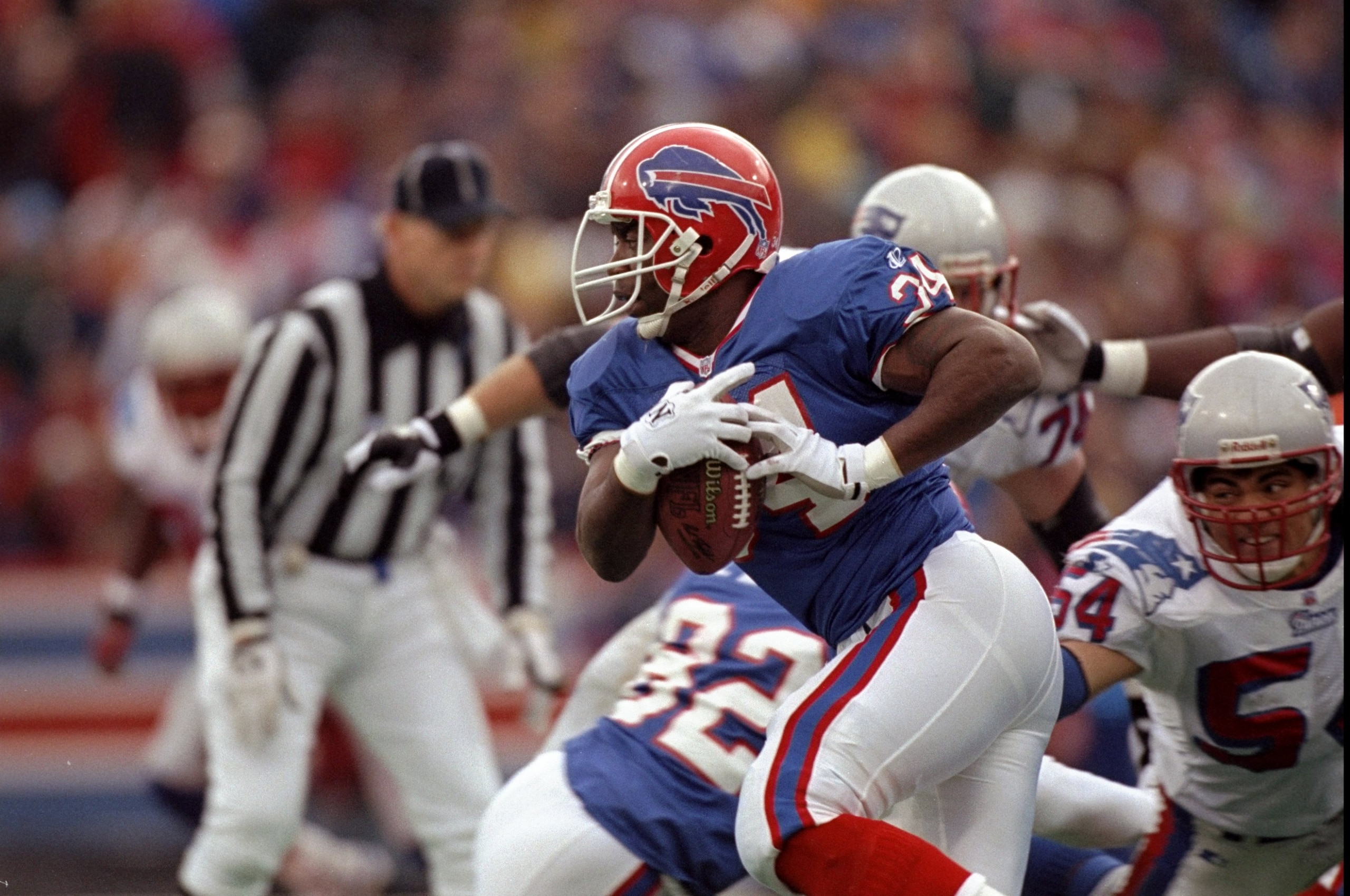 15 Nov 1998:  Running back Thurman Thomas #34 of the Buffalo Bills in action during the game against the New England Patriots at the Rich Stadium in Orchard Park, New York. The Bills defeated the Patriots 13-10. Mandatory Credit: Rick Stewart  /Allsport