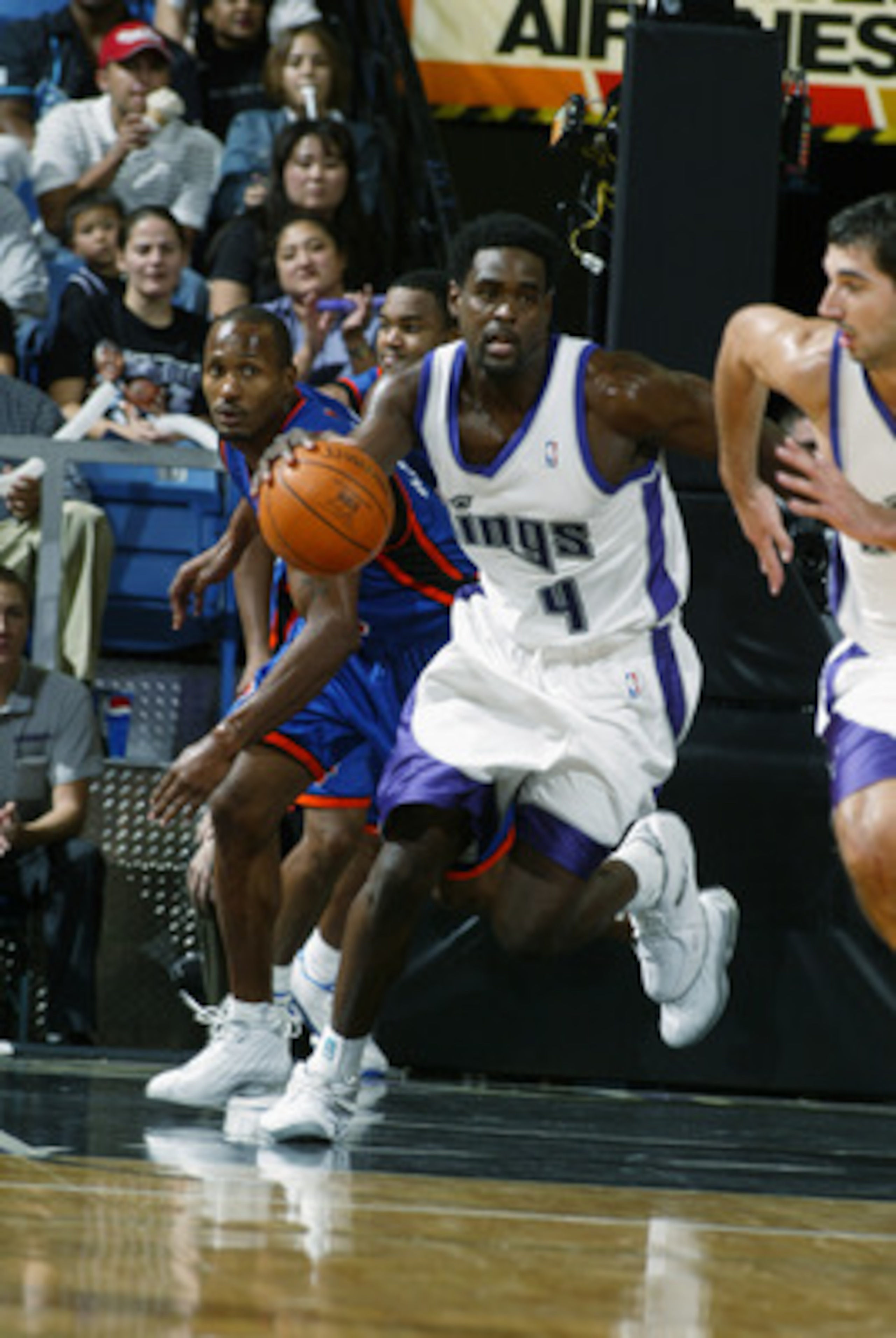 SACRAMENTO, CA - OCTOBER 16:  Chris Webber #4 of the Sacramento Kings drives upcourt during a preseason game against the New York Knicks on October 16, 2002 at Arco Arena in Sacramento, California.  The Knicks won 87-84.  NOTE TO USER: User expressly ackn