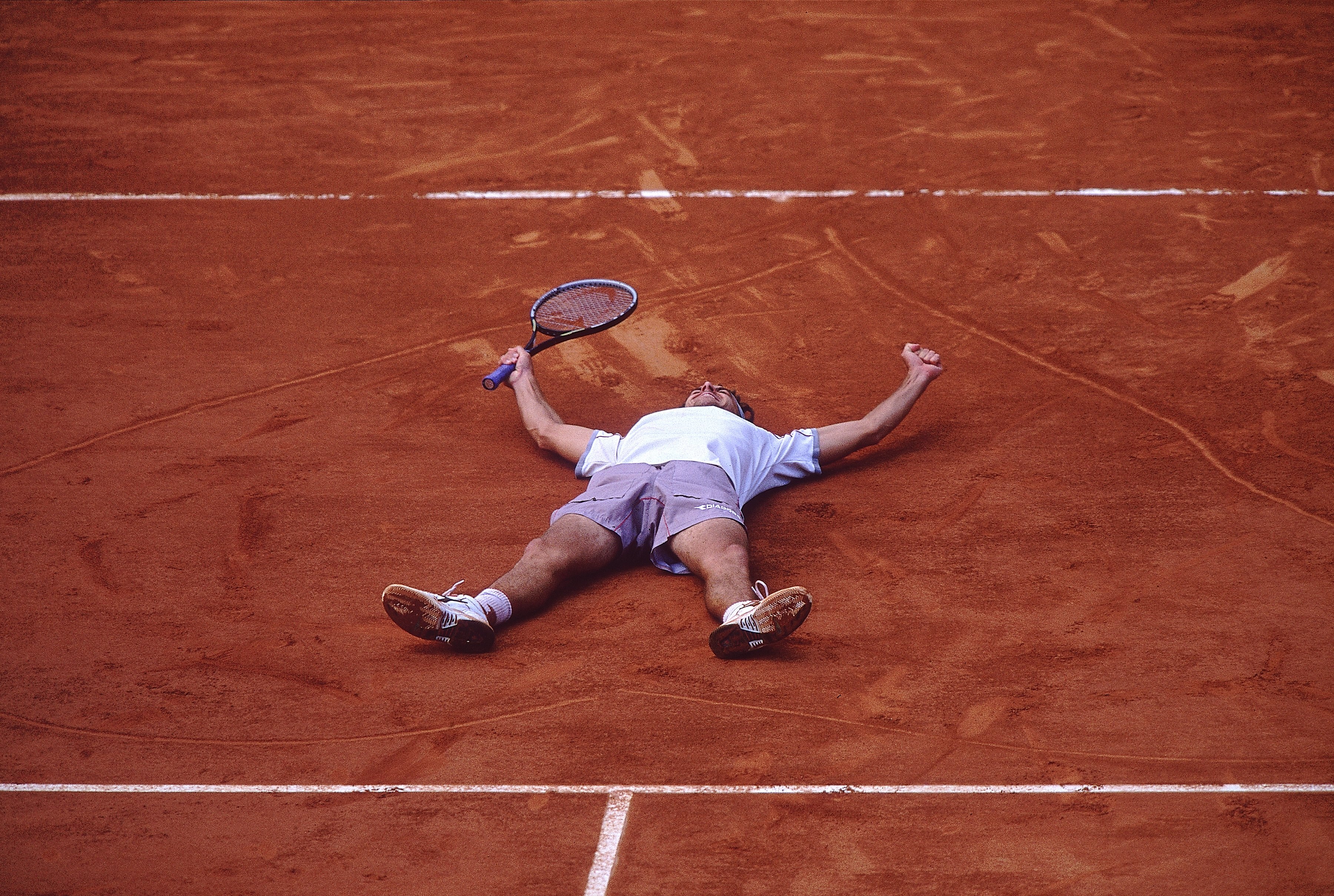 10 June 2001: Gustavo Kuerten of Brazil celebrates after winning his third successive French Open at Roland Garros, in Paris, France. \ Mandatory Credit: Clive Brunskill /Allsport 10 June 2001: Gustavo Kuerten of Brazil celebrates after winning his third successive French Open at Roland Garros, in Paris, France. \ Mandatory Credit: Clive Brunskill /Allsport