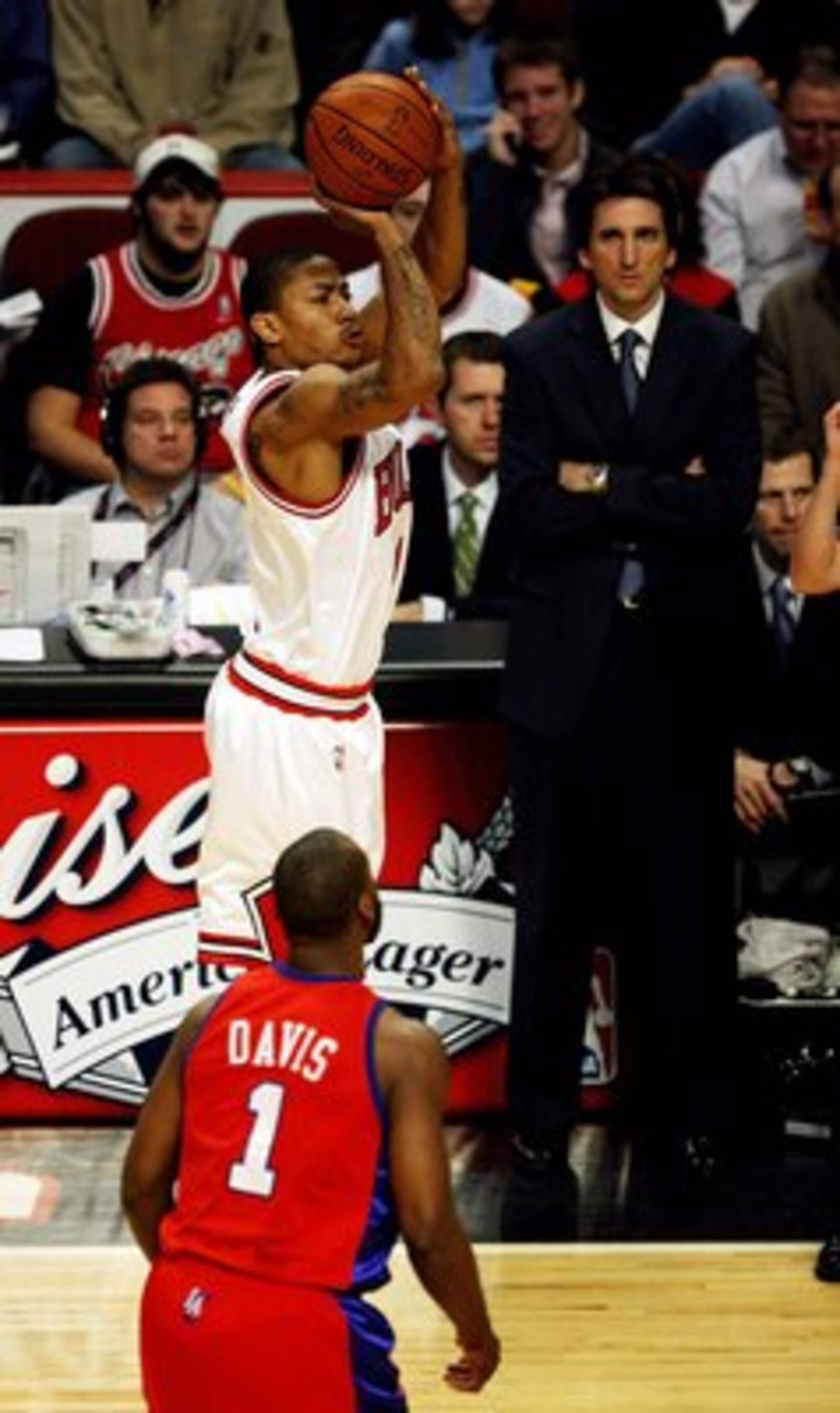 CHICAGO - DECEMBER 17: Derrick Rose #1 of the Chicago Bulls takes a jump shot in front of head coach Vinnie Del Negro and over Baron Davis #1 of the Los Angeles Clippers on December 17, 2008 at the United Center in Chicago, Illinois. The Bulls defeated th