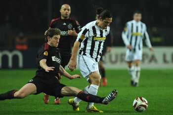 TURIN, ITALY - FEBRUARY 25:  Mauro German Camoranesi of Juventus is challenged by Jan Vertonghen of Ajax during the UEFA Europa League Round 32 second leg match between Juventus and Ajax on February 25, 2010 in Turin, Italy.  (Photo by Valerio Pennicino/G