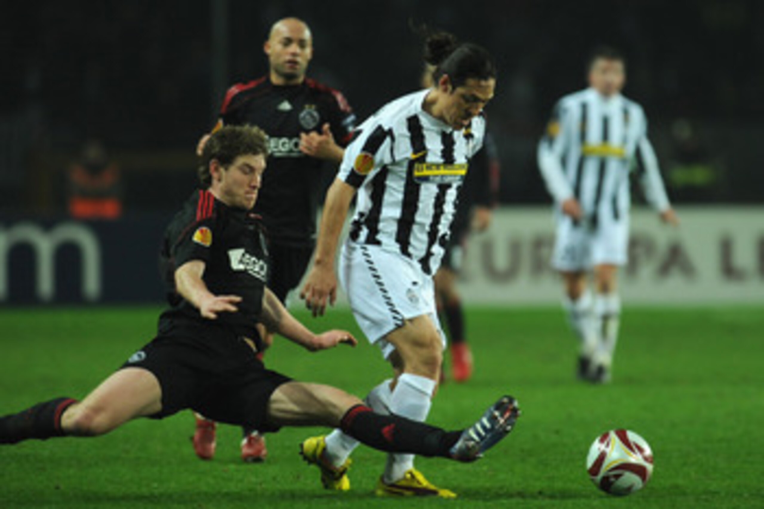 TURIN, ITALY - FEBRUARY 25:  Mauro German Camoranesi of Juventus is challenged by Jan Vertonghen of Ajax during the UEFA Europa League Round 32 second leg match between Juventus and Ajax on February 25, 2010 in Turin, Italy.  (Photo by Valerio Pennicino/G