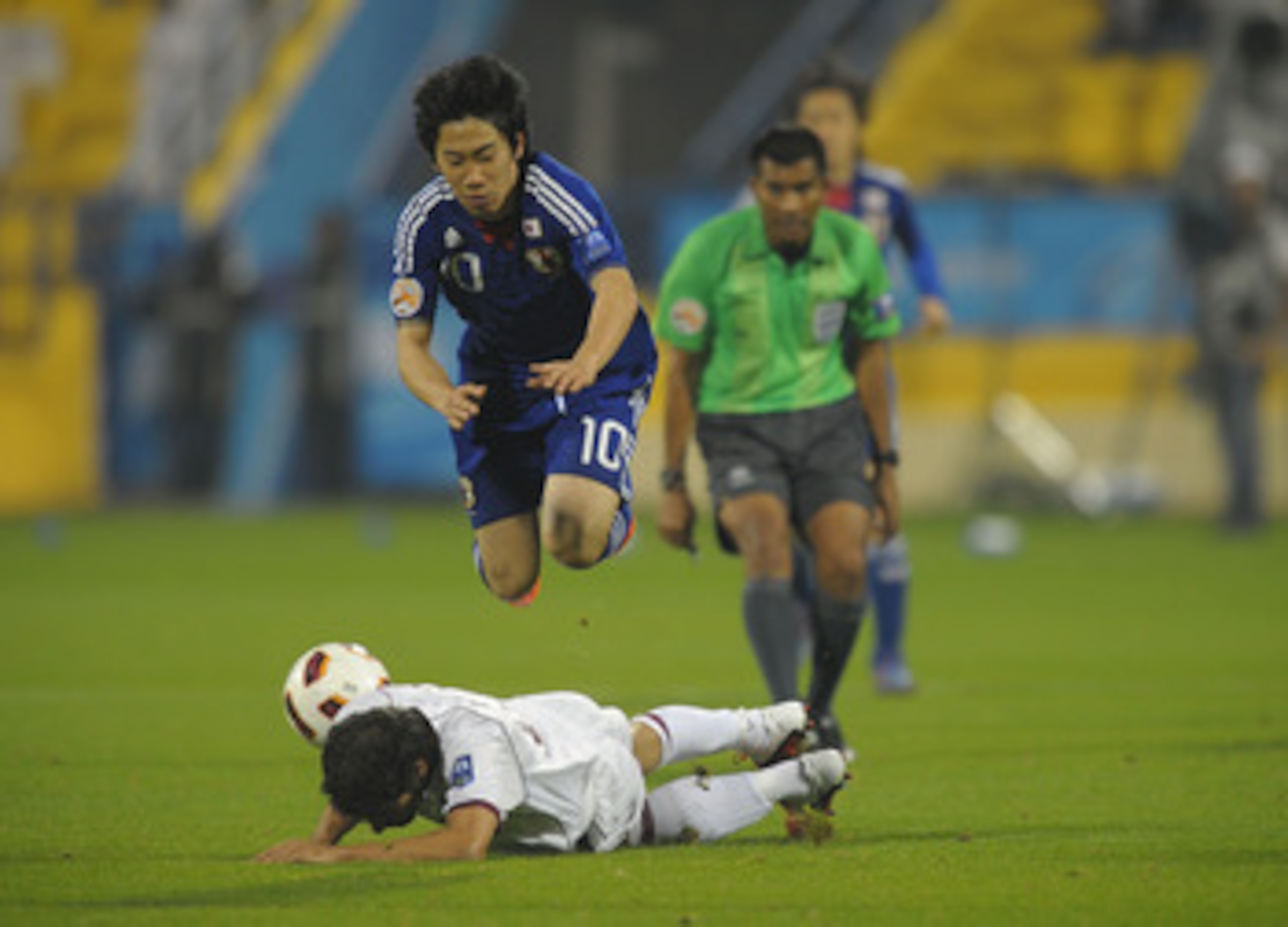 DOHA, QATAR - JANUARY 21: Shinji Kagawa of Japan in action during the AFC Asian Cup quarter final match between Japan and Qatar at Al-Gharafa Stadium on January 21, 2011 in Doha, Qatar.  (Photo by Koki Nagahama/Getty Images)