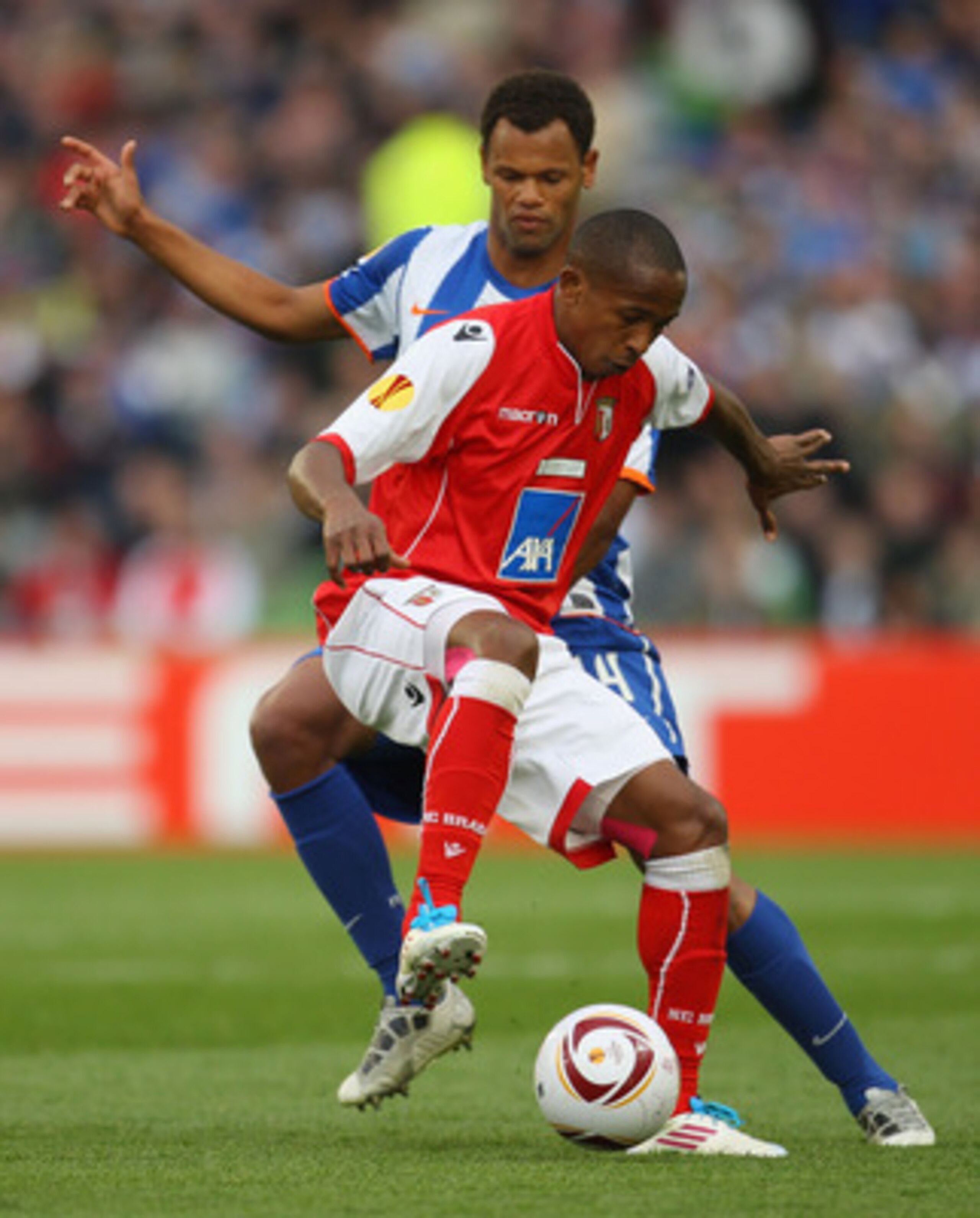 DUBLIN, IRELAND - MAY 18:  Rolando of FC Porto challenges Paulo Cesar of SC Braga during the UEFA Europa League Final between FC Porto and SC Braga at Dublin Arena on May 18, 2011 in Dublin, Ireland.  (Photo by Alex Livesey/Getty Images)