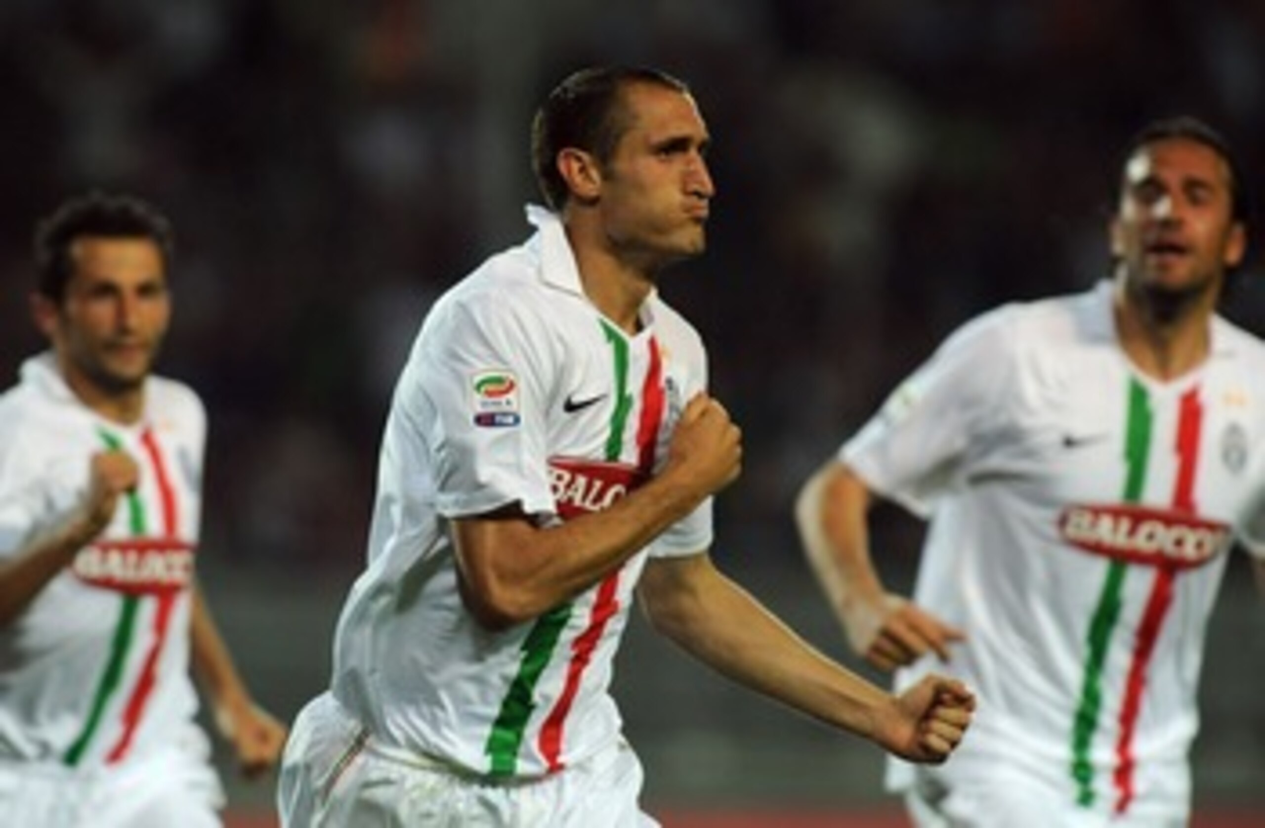 TURIN, ITALY - MAY 22:  Giorgio Chiellini (C) of Juventus FC celebrates after scoring Juventus' first goal during the Serie A match between Juventus FC and SSC Napoli at Olimpico Stadium on May 22, 2011 in Turin, Italy.  (Photo by Valerio Pennicino/Getty 