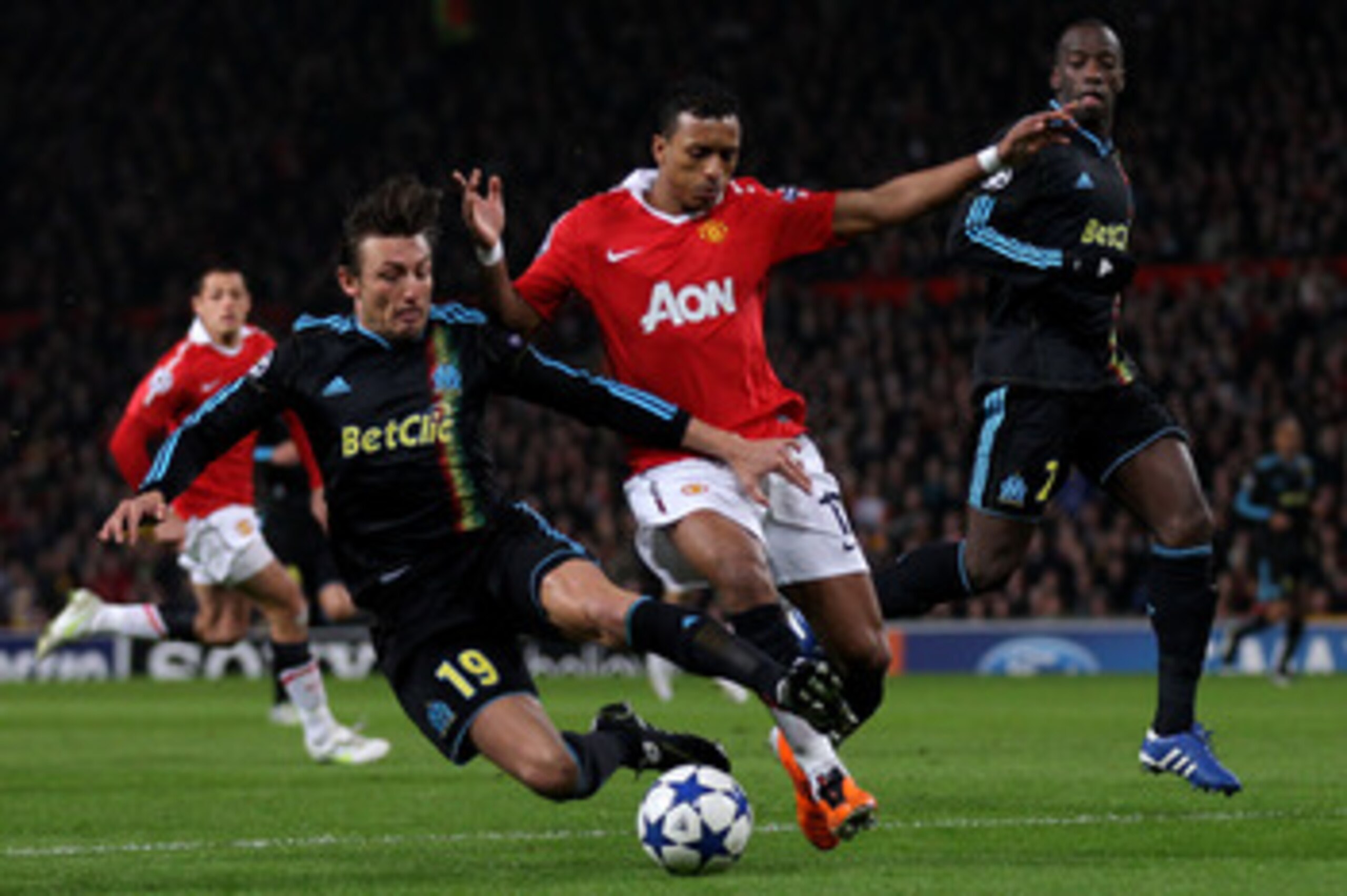 MANCHESTER, ENGLAND - MARCH 15:  Gabriel Heinze (L) of Marseille battles for the ball with Nani of Manchester United during the UEFA Champions League round of 16 second leg match between Manchester United and Marseille at Old Trafford on March 15, 2011 in