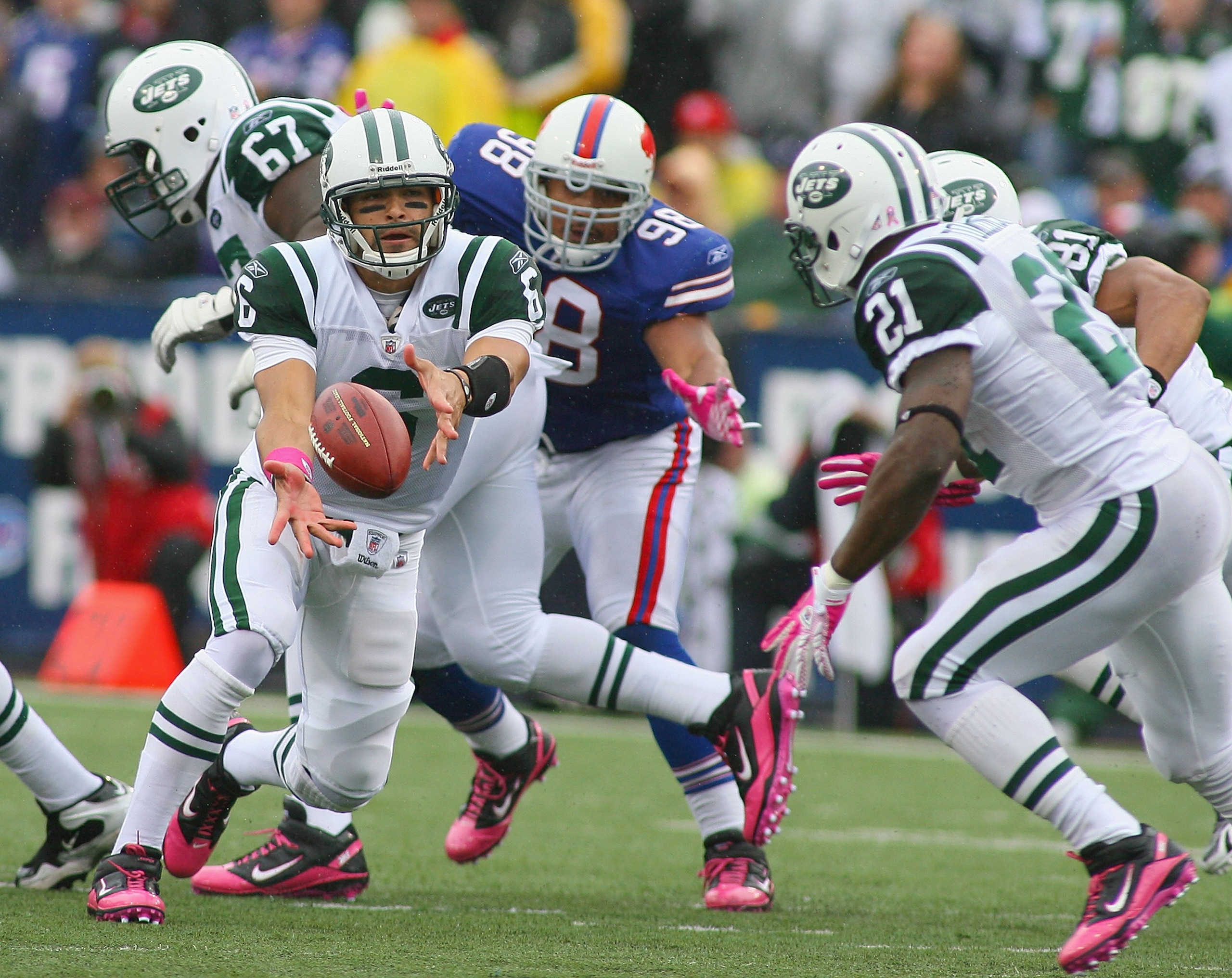 ORCHARD PARK, NY - OCTOBER 03: Mark Sanchez #6 pitches to LaDanian Tomlinson #21  of the New York Jets  the Buffalo Bills at Ralph Wilson Stadium on October 3, 2010 in Orchard Park, New York. The Jets won 38-14. (Photo by Rick Stewart/Getty Images)