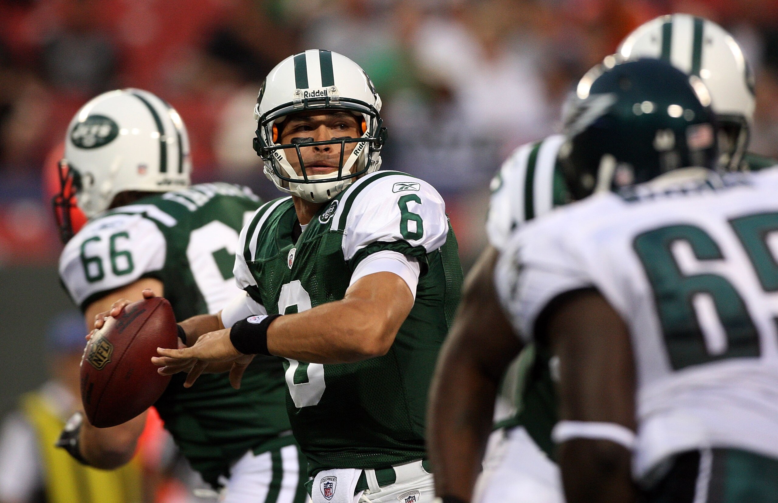 EAST RUTHERFORD, NJ - SEPTEMBER 3: Quarterback Mark Sanchez #6 of the New York Jets looks to make a pass play in the first quarter against the Philadelphia Eagles during the NFL preseason game at Giants Stadium on September 3, 2009 in East Rutherford, New