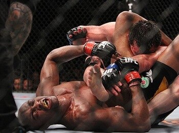 A tired and battered Anderson Silva chokes out Chael Sonnen in round 5 to retain his middleweight belt.