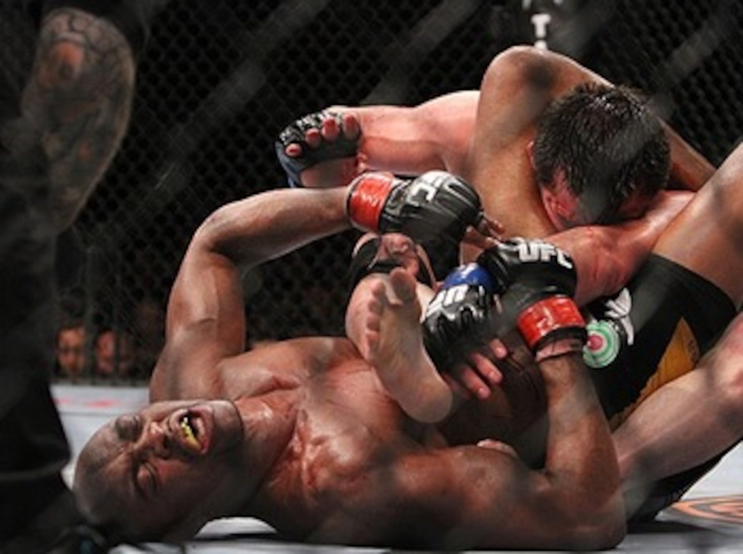 A tired and battered Anderson Silva chokes out Chael Sonnen in round 5 to retain his middleweight belt.