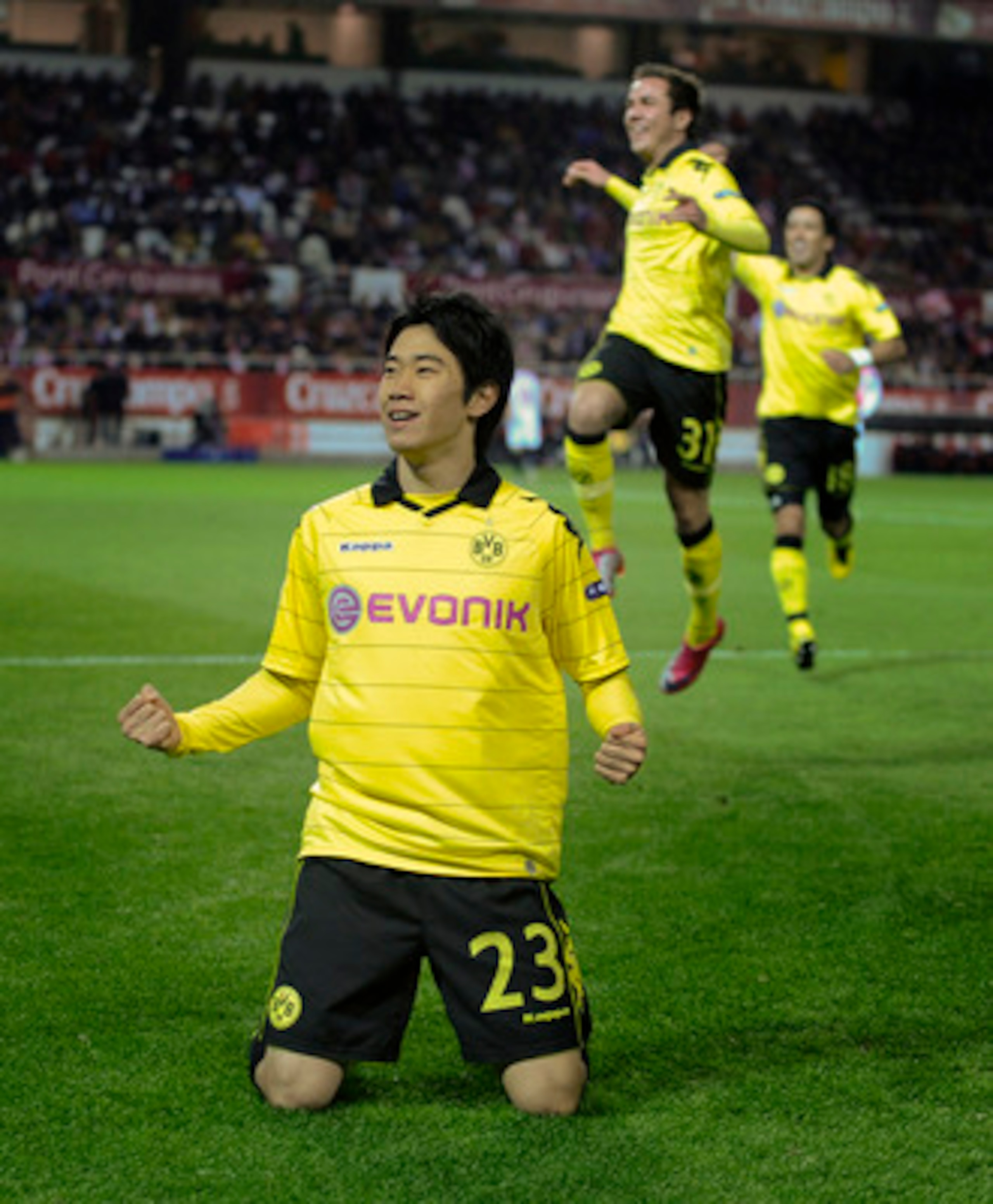 SEVILLE, SPAIN - DECEMBER 15:  Shinji Kagawa of Borussia Dortmund celebrates after scoring the opening goal during the UEFA Europa League group J match between Sevilla and Borussia Dortmund at Estadio Ramon Sanchez Pizjuan on December 15, 2010 in Seville,