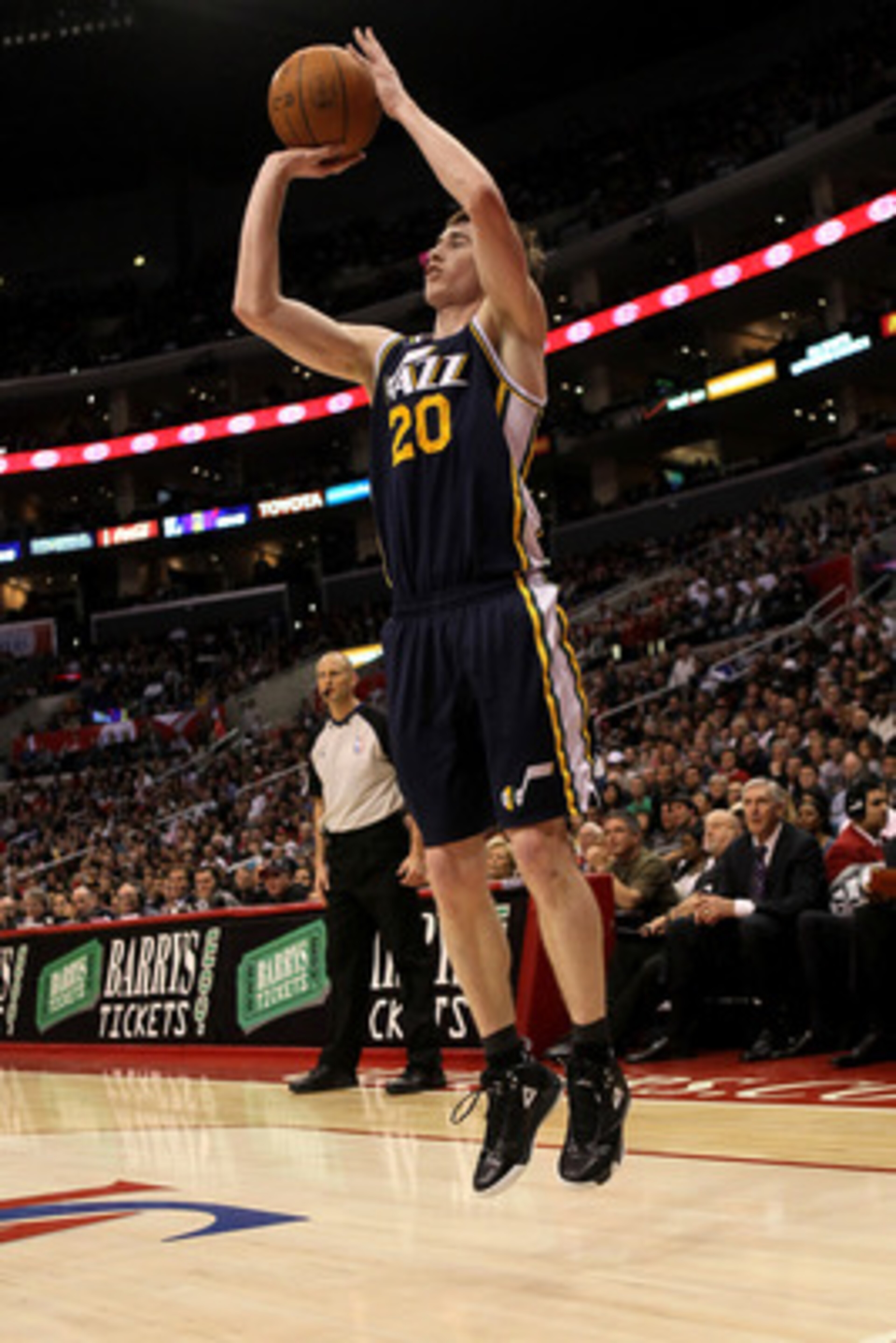 LOS ANGELES, CA - DECEMBER 29: Gordon Hayward #20 of the Utah Jazz shoots against the Los Angeles Clippers at Staples Center on December 29, 2010 in Los Angeles, California. The Jazz won 103-85. NOTE TO USER: User expressly acknowledges and agrees tha LOS ANGELES, CA - DECEMBER 29: Gordon Hayward #20 of the Utah Jazz shoots against the Los Angeles Clippers at Staples Center on December 29, 2010 in Los Angeles, California. The Jazz won 103-85. NOTE TO USER: User expressly acknowledges and agrees tha