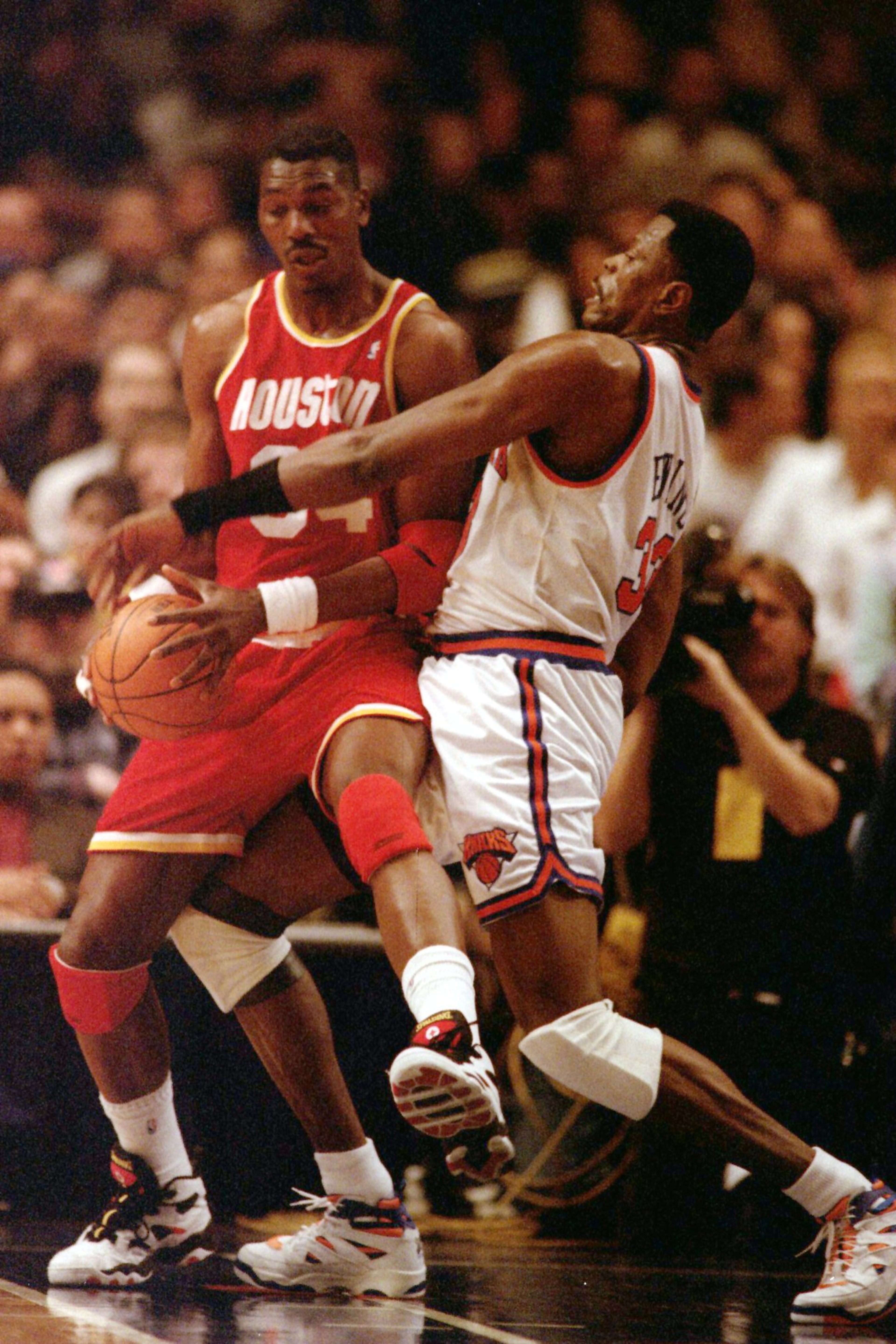 19 FEB 1995:  HAKEEM OLAJUWON OF THE HOUSTON ROCKETS GETS CROSSED UP WITH PATRICK EWING OF THE NEW YORK KNICKS DURING THEIR MATCH-UP AT MADISON SQUARE GARDEN, NEW YORK.  THE KNICKS WON THE GAME, 122-117. Mandatory Credit: Jed Jacobsohn/ALLSPORT