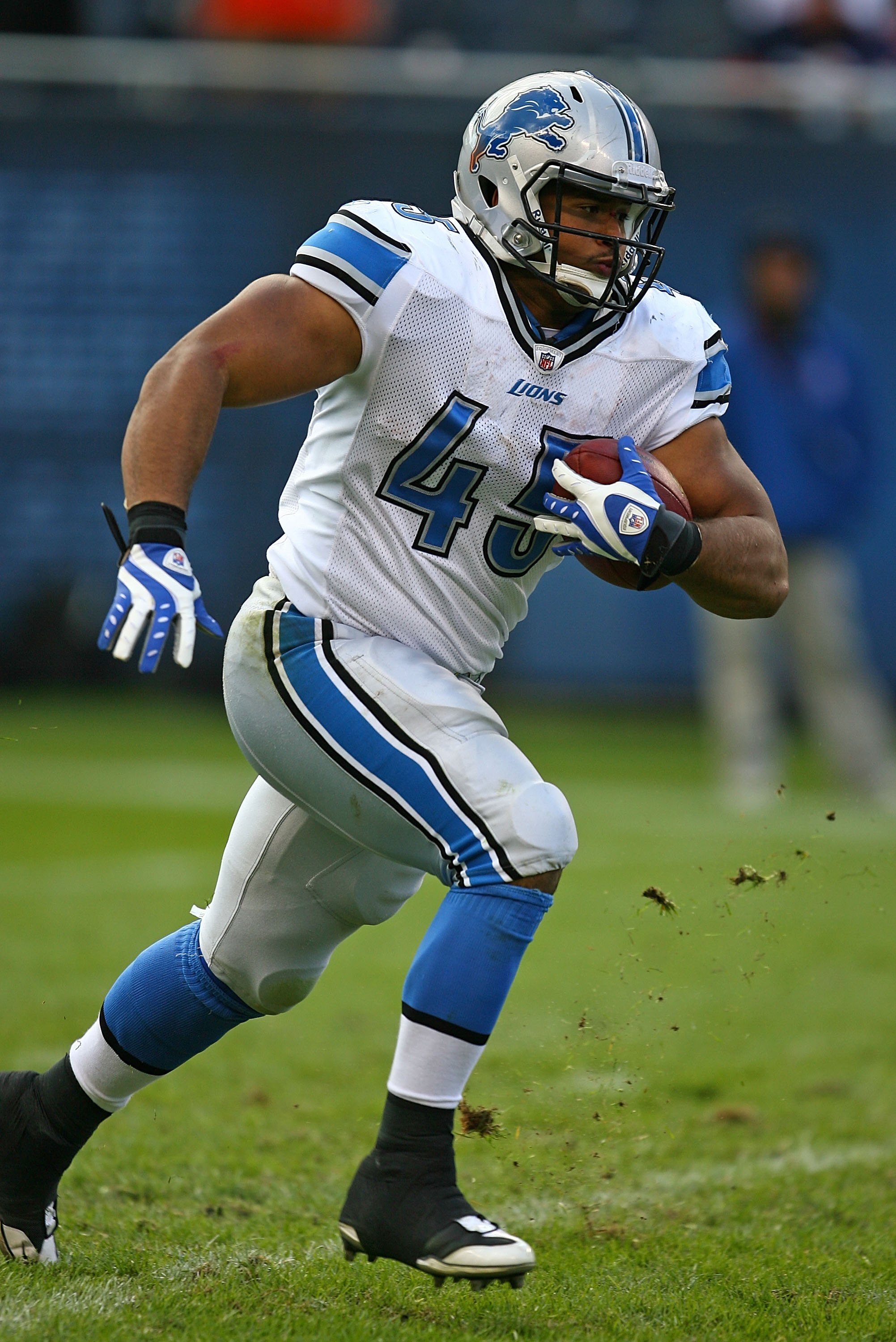 CHICAGO - OCTOBER 04: Jerome Felton #45 of the Detroit Lions runs with the ball against the Chicago Bears on October 4, 2009 at Soldier Field in Chicago, Illinois. The Bears defeated the Lions 48-24. (Photo by Jonathan Daniel/Getty Images)