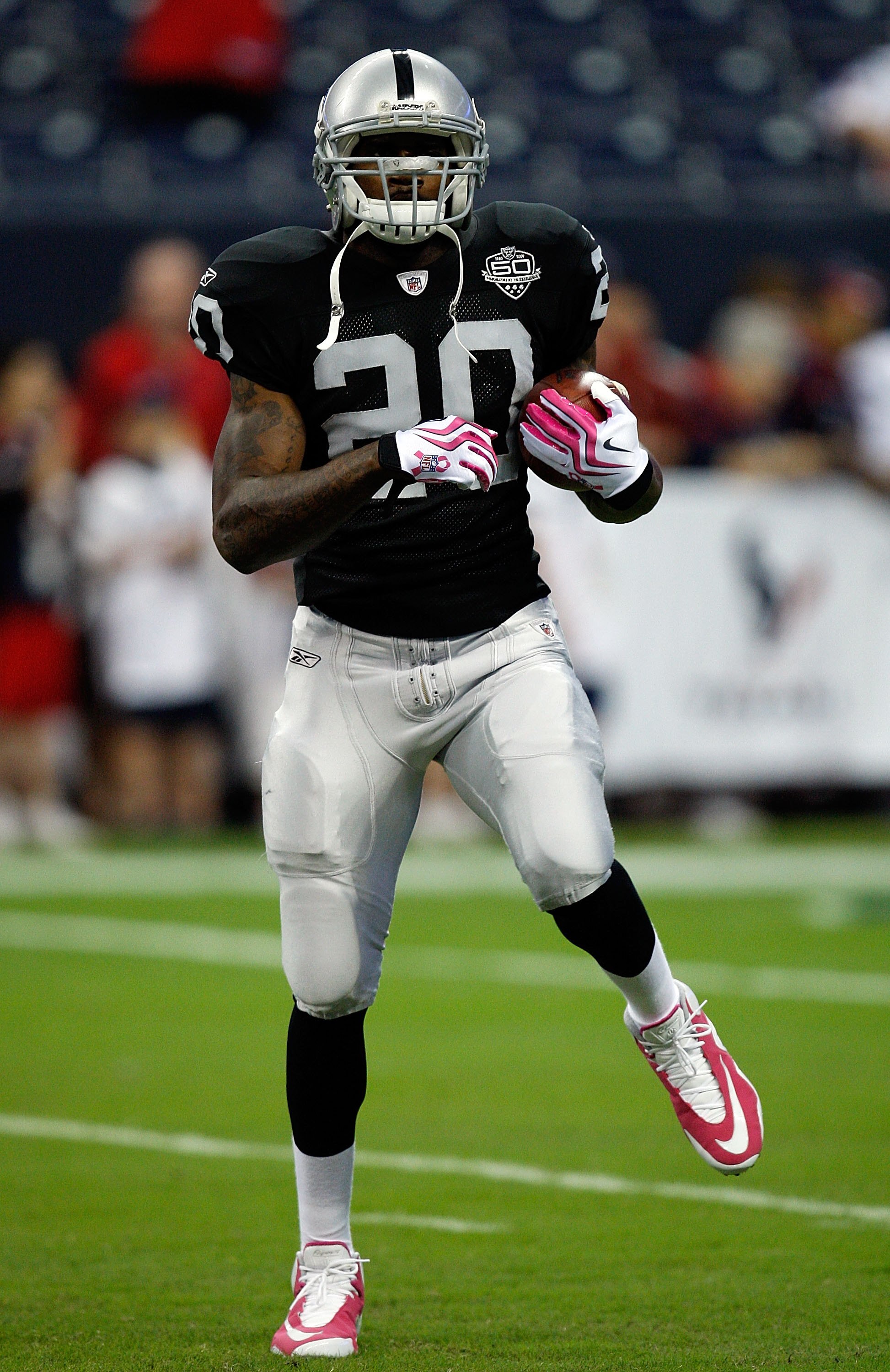 HOUSTON - OCTOBER 04:  Running back Darren McFadden #20 of the Oakland Raiders at Reliant Stadium on October 4, 2009 in Houston, Texas.  (Photo by Ronald Martinez/Getty Images)