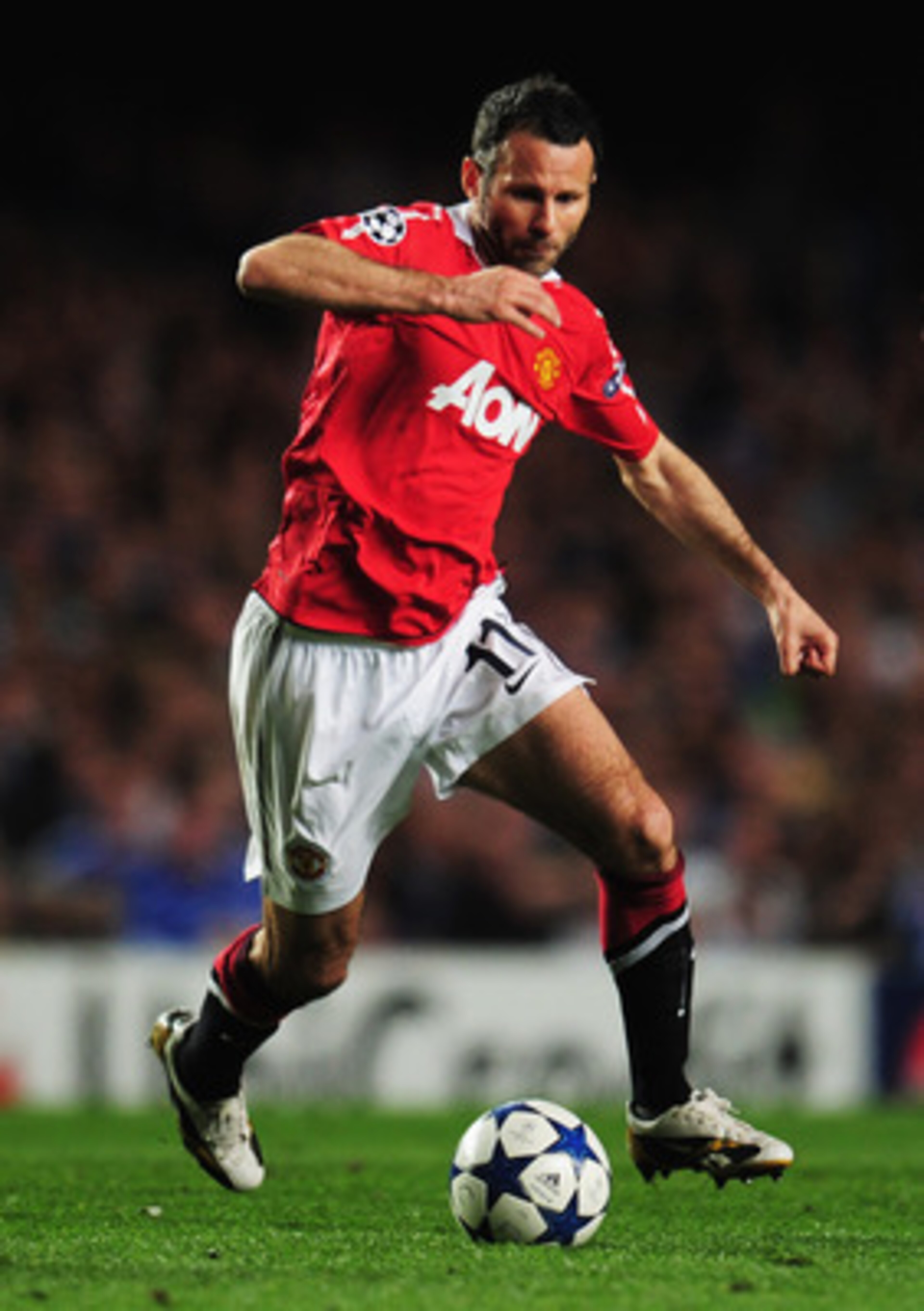 LONDON, ENGLAND - APRIL 06:  Ryan Giggs of Manchester United in action during the UEFA Champions League quarter final first leg match between Chelsea and Manchester United at Stamford Bridge on April 6, 2011 in London, England.  (Photo by Shaun Botterill/