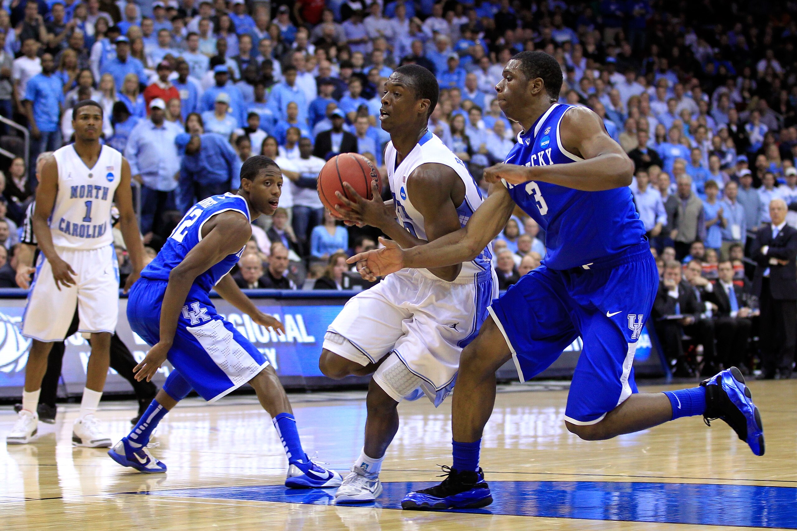 NEWARK, NJ - MARCH 27: Harrison Barnes #40 of the North Carolina Tar Heels in action against Terrence Jones #3 of the Kentucky Wildcats during the east regional final of the 2011 NCAA men's basketball tournament at Prudential Center on March 27, 2011 in NEWARK, NJ - MARCH 27: Harrison Barnes #40 of the North Carolina Tar Heels in action against Terrence Jones #3 of the Kentucky Wildcats during the east regional final of the 2011 NCAA men's basketball tournament at Prudential Center on March 27, 2011 in
