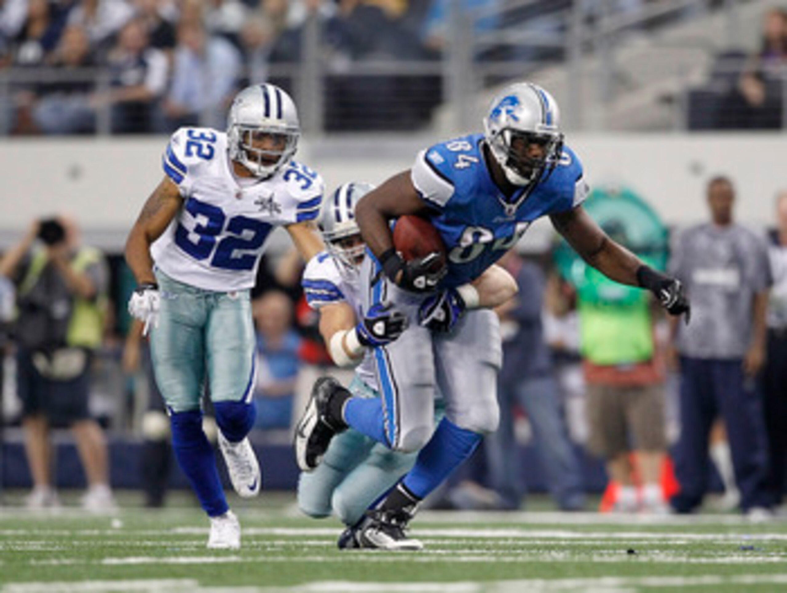 ARLINGTON, TX - NOVEMBER 21: Brandon Pettigrew #84 of the Detroit Lions catches the ball for a first down as Orlando Scandrick #32  and Terence Newman #41 of the Dallas Cowboys defend during the game at Dallas Stadium on November 21, 2010 in Arlington, Te