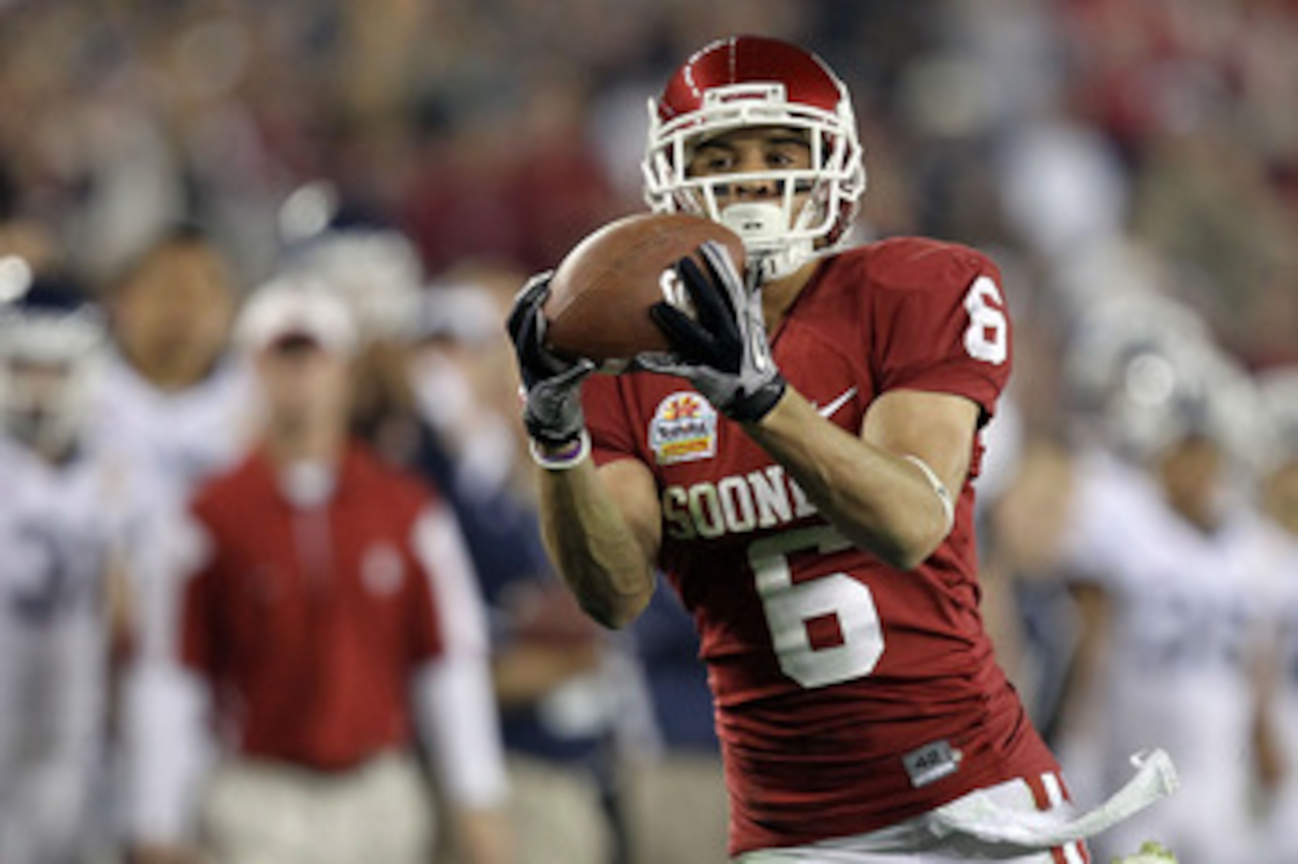 GLENDALE, AZ - JANUARY 01:  Cameron Kenney #6 of the Oklahoma Sooners catches a 59-yard touchdown reception in the third quarter against the Connecticut Huskies during the Tostitos Fiesta Bowl at the Universtity of Phoenix Stadium on January 1, 2011 in Gl