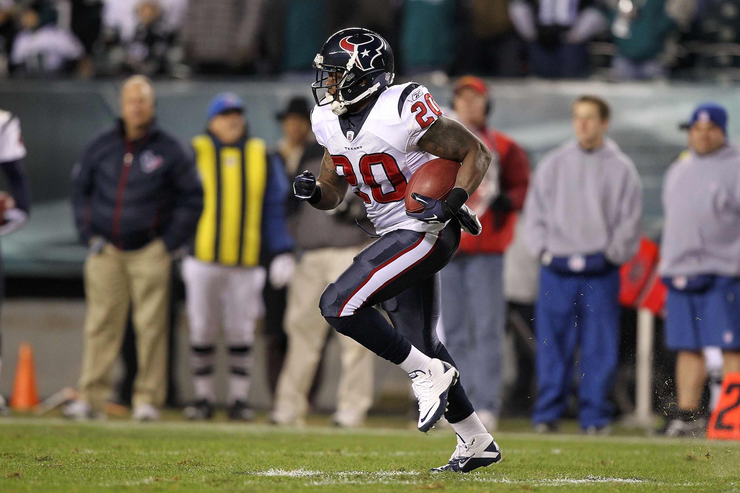 PHILADELPHIA, PA - DECEMBER 02:  Steve Slaton #20 of the Houston Texans runs with the ball against the Philadelphia Eagles at Lincoln Financial Field on December 2, 2010 in Philadelphia, Pennsylvania.  (Photo by Al Bello/Getty Images)