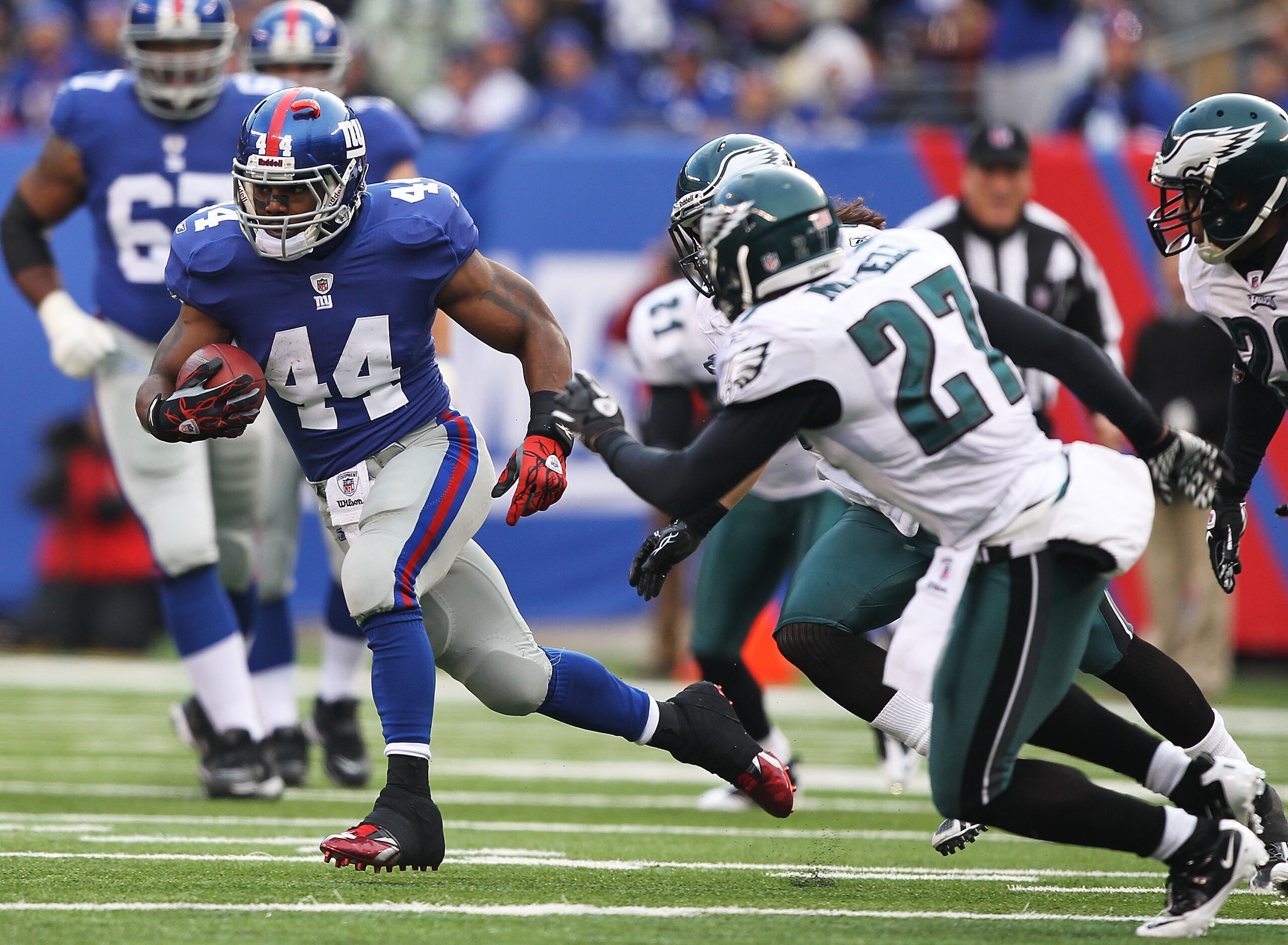 EAST RUTHERFORD, NJ - DECEMBER 19:  Ahmad Bradshaw #44 of the New York Giants runs with the ball as Quintin Mikell #27 of the Philadelphia Eagles defends during their game on December 19, 2010 at The New Meadowlands Stadium in East Rutherford, New Jersey.