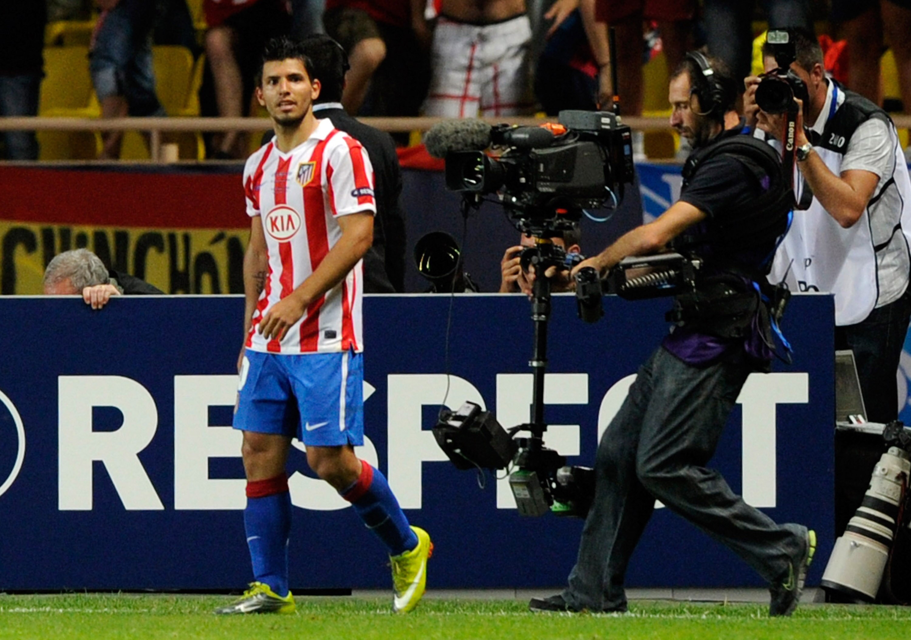 MONACO - AUGUST 27:  Sergio Aguero of Atletico celebates after scoring his team's second goal during the UEFA Super Cup match between Inter Milan and Atletico Madrid at Louis II Stadium on August 27, 2010 in Monaco, Monaco.  (Photo by Claudio Villa/Getty