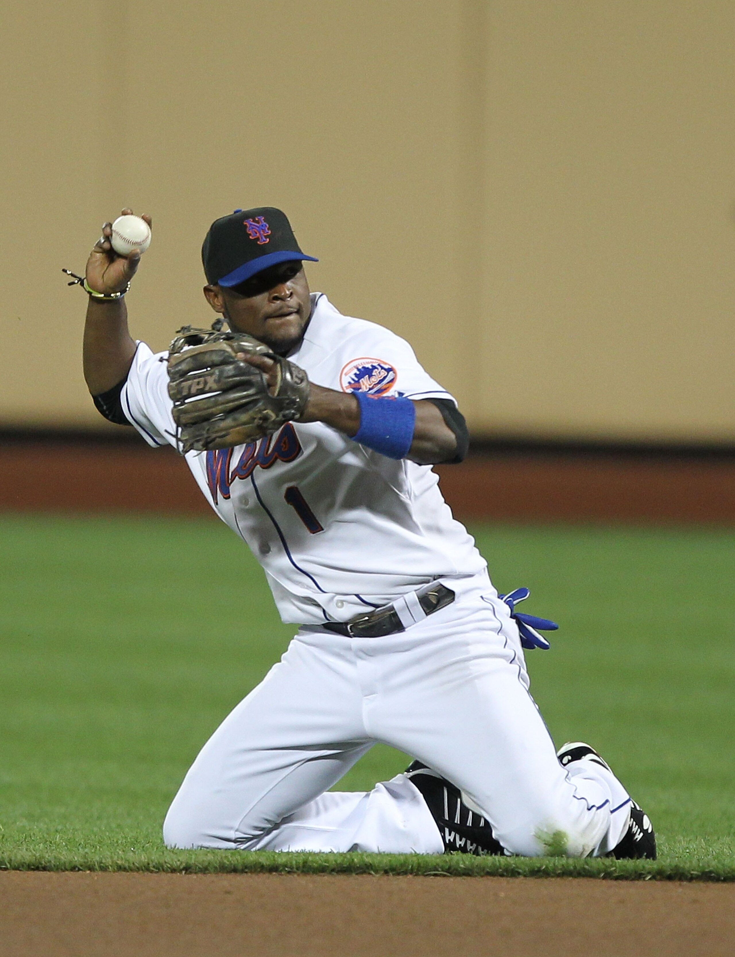 NEW YORK - MAY 27: Luis Castillo #1 of the New York Mets in action against the Philadelphia Phillies during their game on May 27, 2010 at Citi Field in the Flushing neighborhood of the Queens borough of New York City. (Photo by Al Bello/Getty Images)