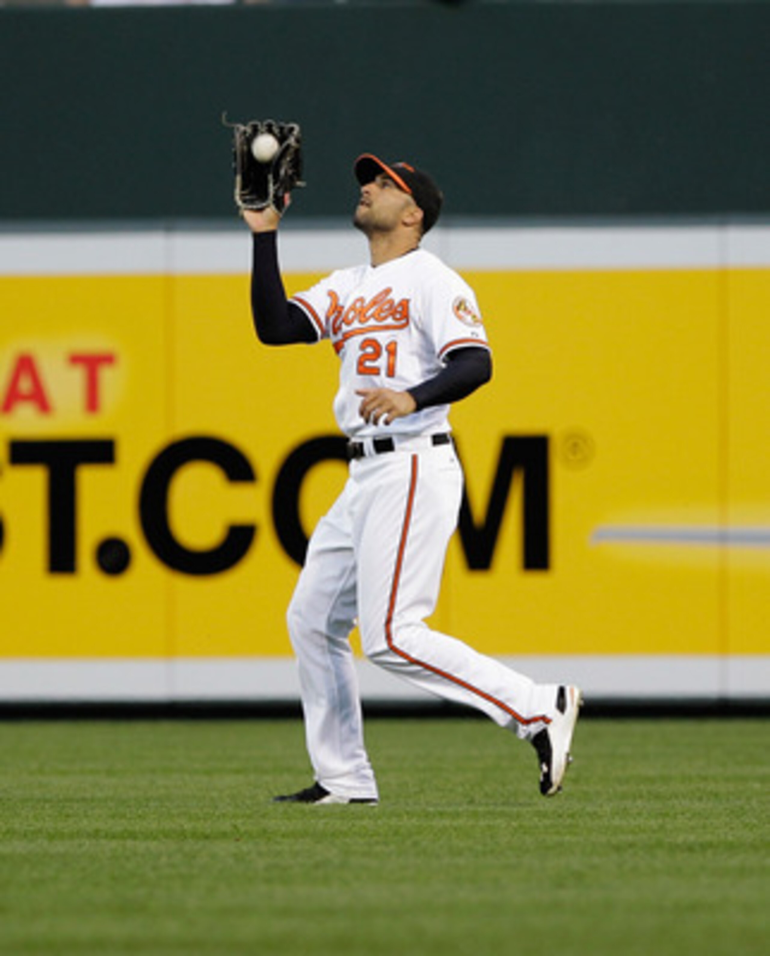 BALTIMORE, MD - APRIL 28: Right fielder Nick Markakis #21 of the Baltimore Orioles makes a catch against the Boston Red Sox at Oriole Park at Camden Yards on April 28, 2011 in Baltimore, Maryland.  (Photo by Rob Carr/Getty Images)