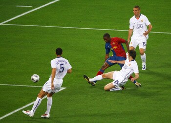 ROME - MAY 27: Samuel Eto'o of Barcelona scores the first goal for Barcelona during the UEFA Champions League Final match between Manchester United and Barcelona at the Stadio Olimpico on May 27, 2009 in Rome, Italy.  (Photo by Paul Gilham/Getty Images)