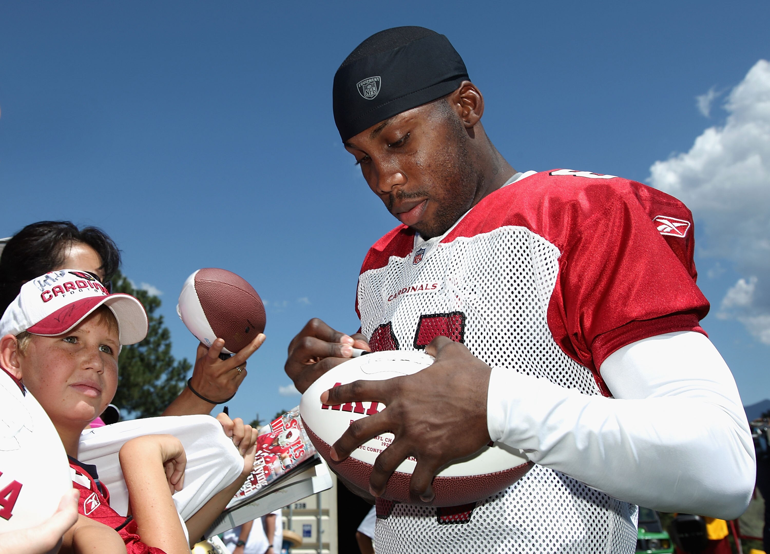 FLAGSTAFF, AZ - JULY 31:  Wide receiver Anquan Boldin #81 of the Arizona Cardinals signs autographs for fans following the team training camp at Northern Arizona University on July 31, 2009 in Flagstaff, Arizona.  (Photo by Christian Petersen/Getty Images