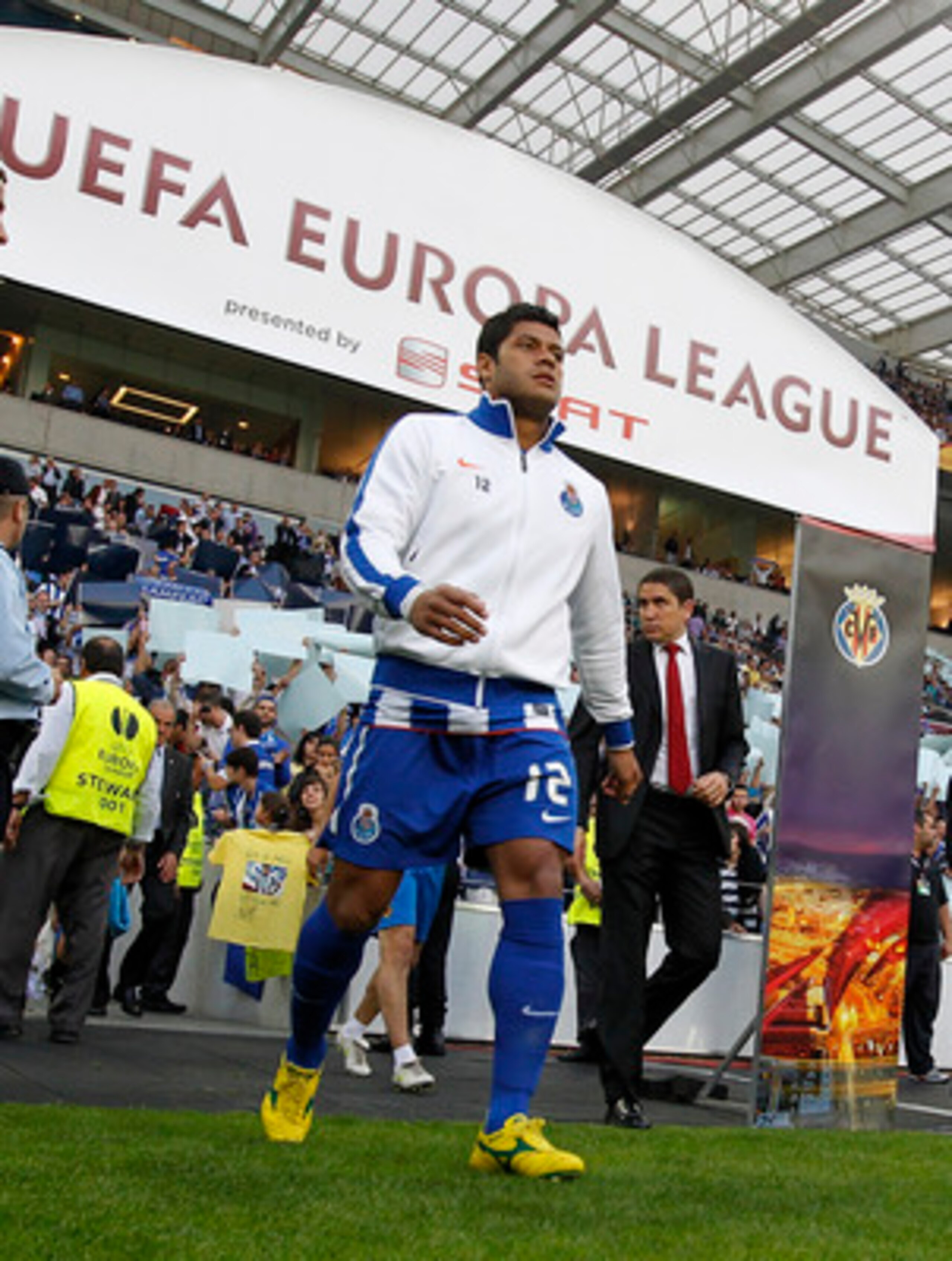 PORTO, PORTUGAL - APRIL 28: Givalnildo Vieira 'Hulk' of FC Porto walks onto the pitch prior of the UEFA Europa League semi final first leg match between FC Porto and Villarreal at Estadio do Dragao on April 28, 2011 in Porto, Portugal. (Photo by Angel M PORTO, PORTUGAL - APRIL 28: Givalnildo Vieira 'Hulk' of FC Porto walks onto the pitch prior of the UEFA Europa League semi final first leg match between FC Porto and Villarreal at Estadio do Dragao on April 28, 2011 in Porto, Portugal. (Photo by Angel M