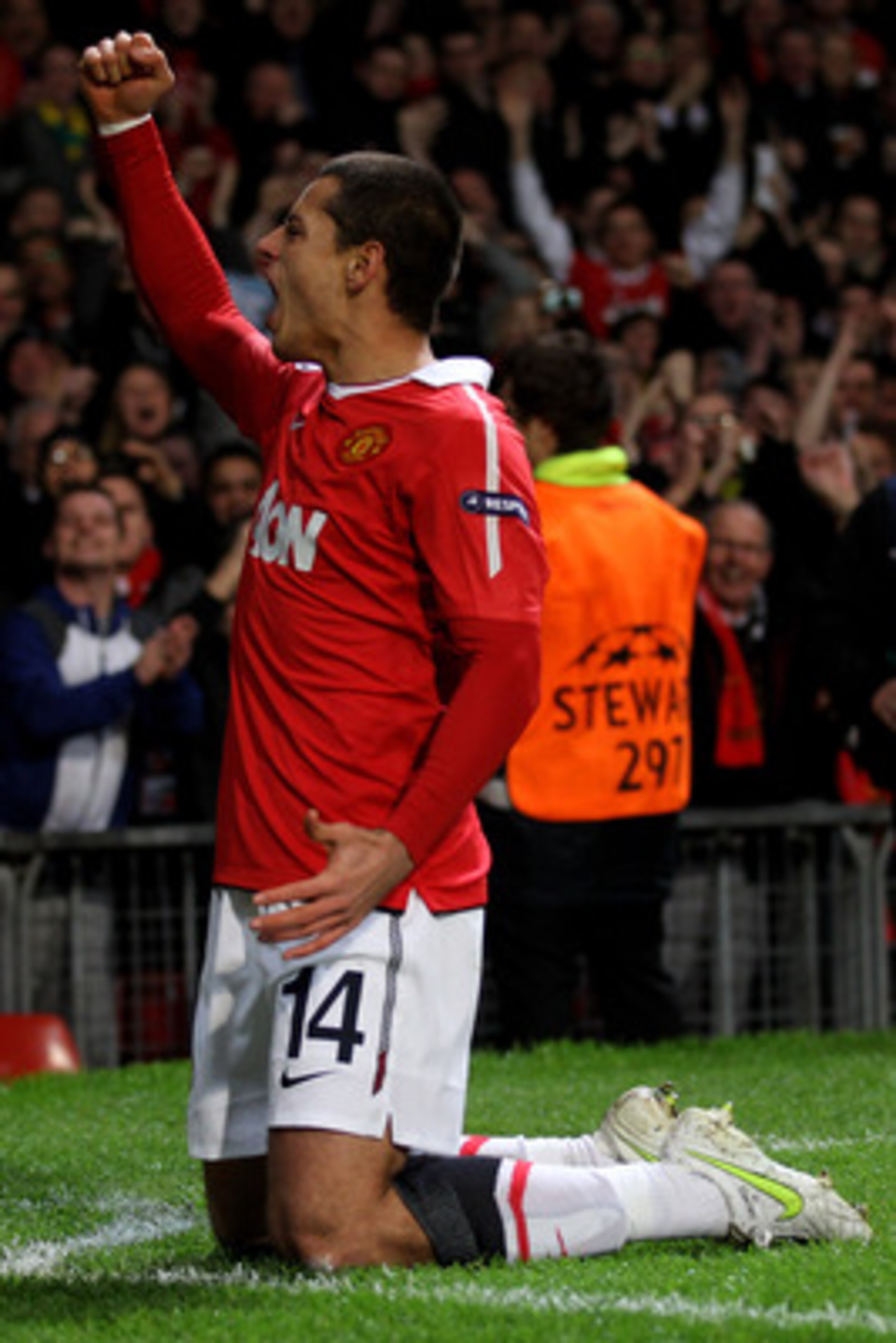 MANCHESTER, ENGLAND - MARCH 15:  Javier Hernandez of Manchester United celebrates scoring the opening goal during the UEFA Champions League round of 16 second leg match between Manchester United and Marseille at Old Trafford on March 15, 2011 in Mancheste