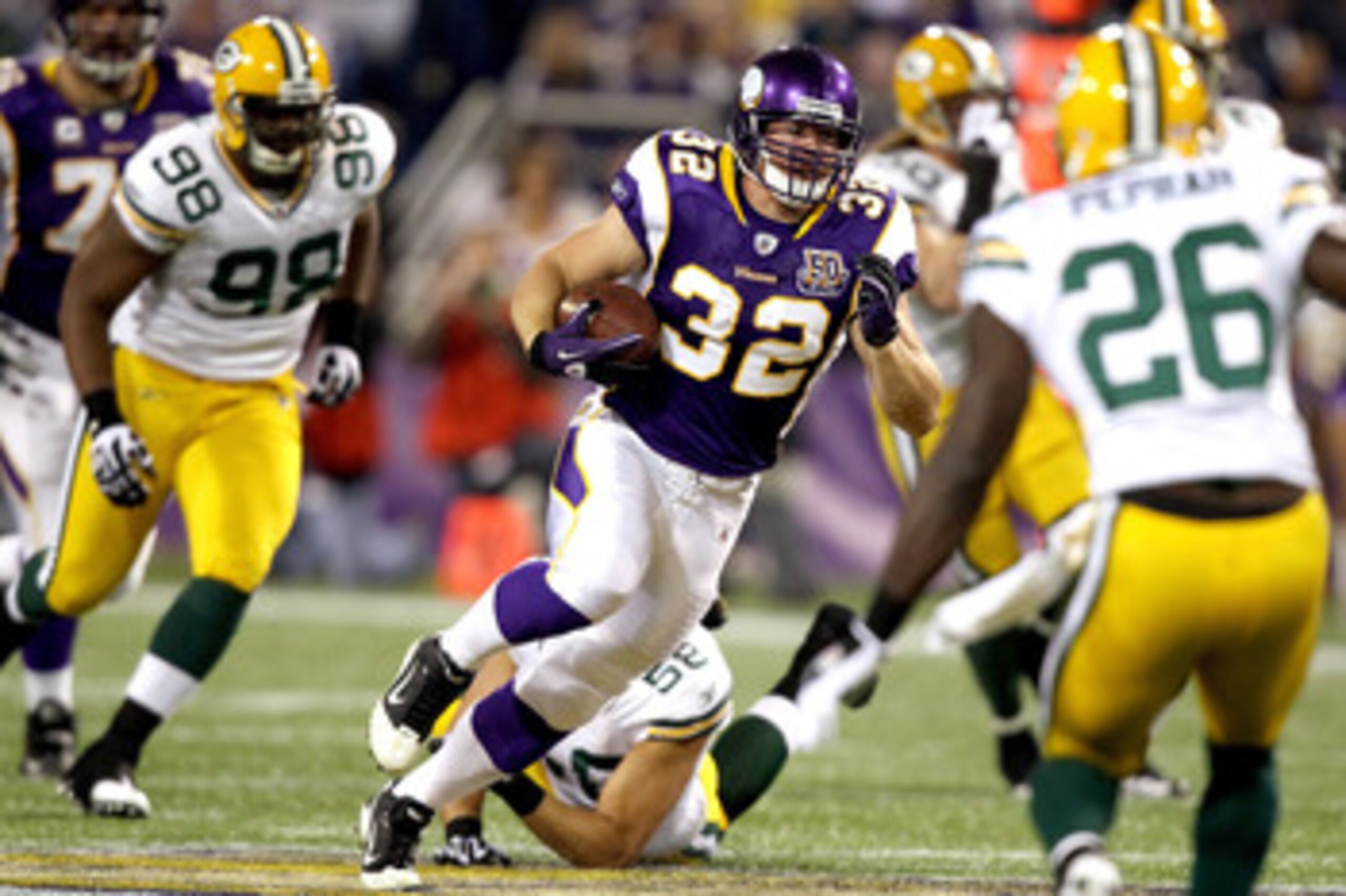 MINNEAPOLIS - NOVEMBER 21: Toby Gerhart #32 of the Minnesota Vikings carries the ball against the Green Bay Packers at the Hubert H. Humphrey Metrodome on November 21, 2010 in Minneapolis, Minnesota.  (Photo by Matthew Stockman/Getty Images)