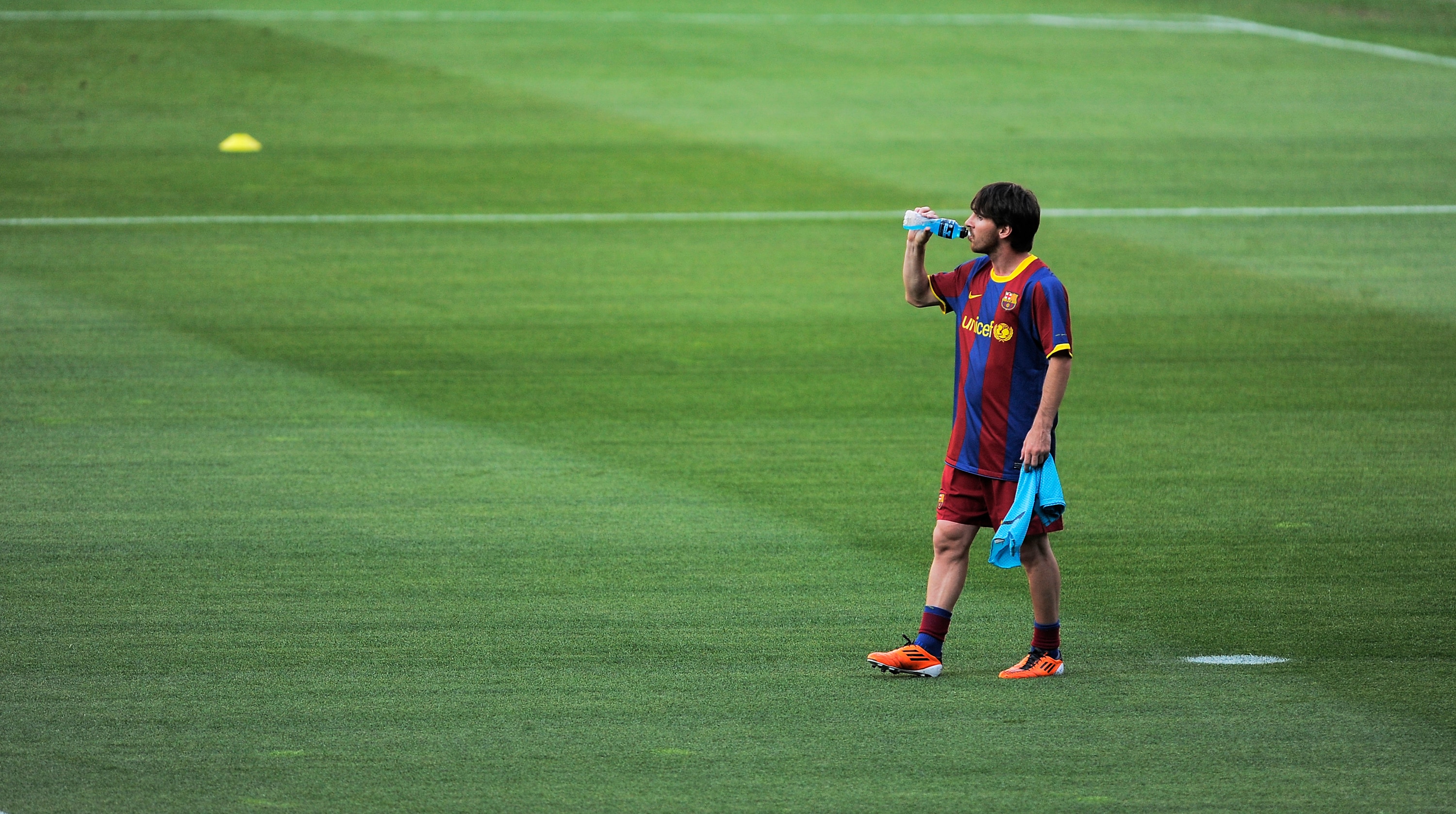 BARCELONA, SPAIN - MAY 23:  Lionel Messi of FC Barcelona sips a drink during the FC Barcelona training session held ahead of next saturday UEFA Champions League Final at the Camp Nou Stadium on May 23, 2011 in Barcelona, Spain.  (Photo by David Ramos/Gett