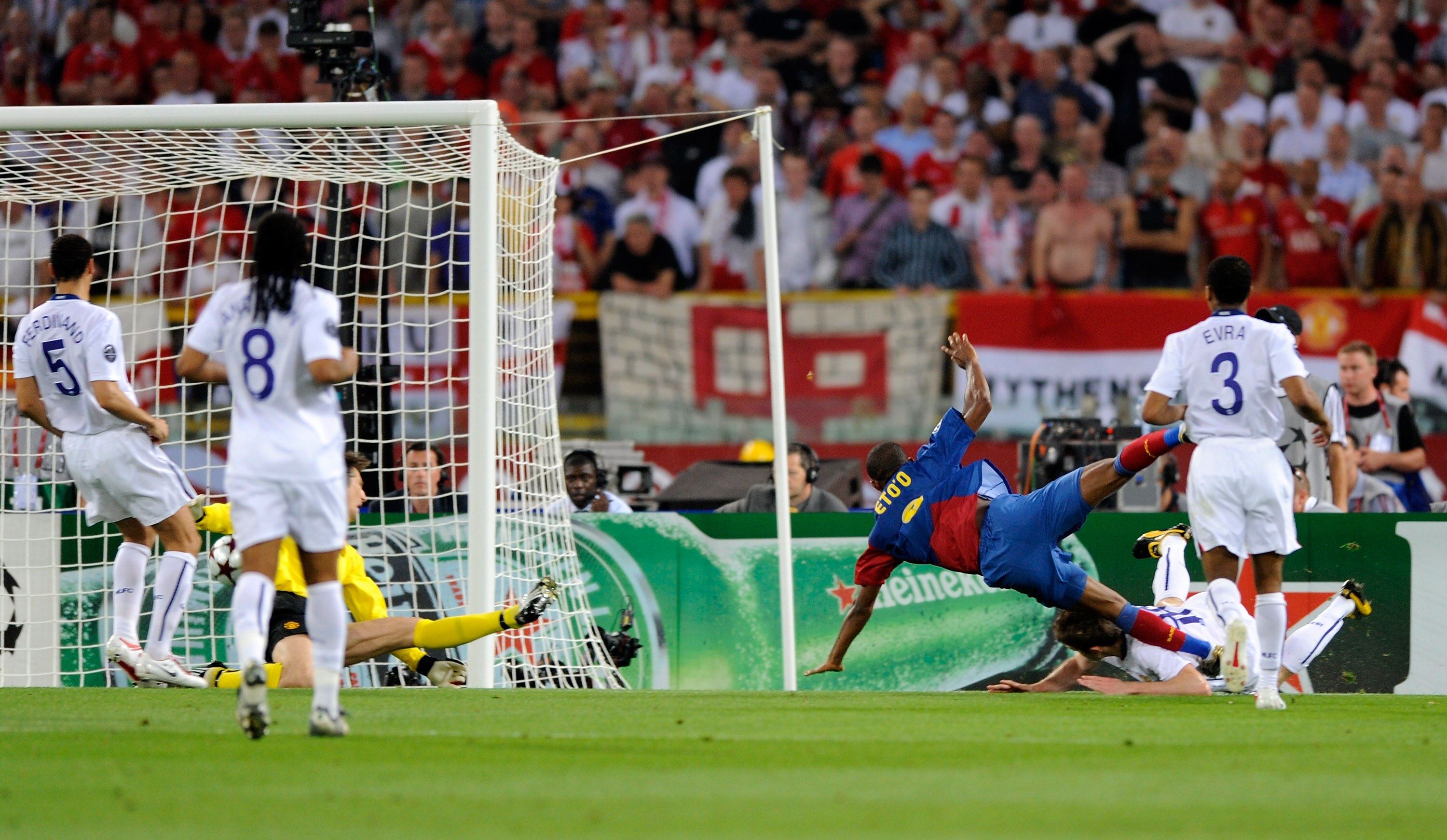 ROME, ITALY - MAY 27:  Samuel Eto'o (3rd R) of Barcelona scores the first goal during the UEFA Champions League Final match between Barcelona and Manchester United at the Stadio Olimpico on May 27, 2009 in Rome, Italy.  (Photo by Claudio Villa/Getty Image