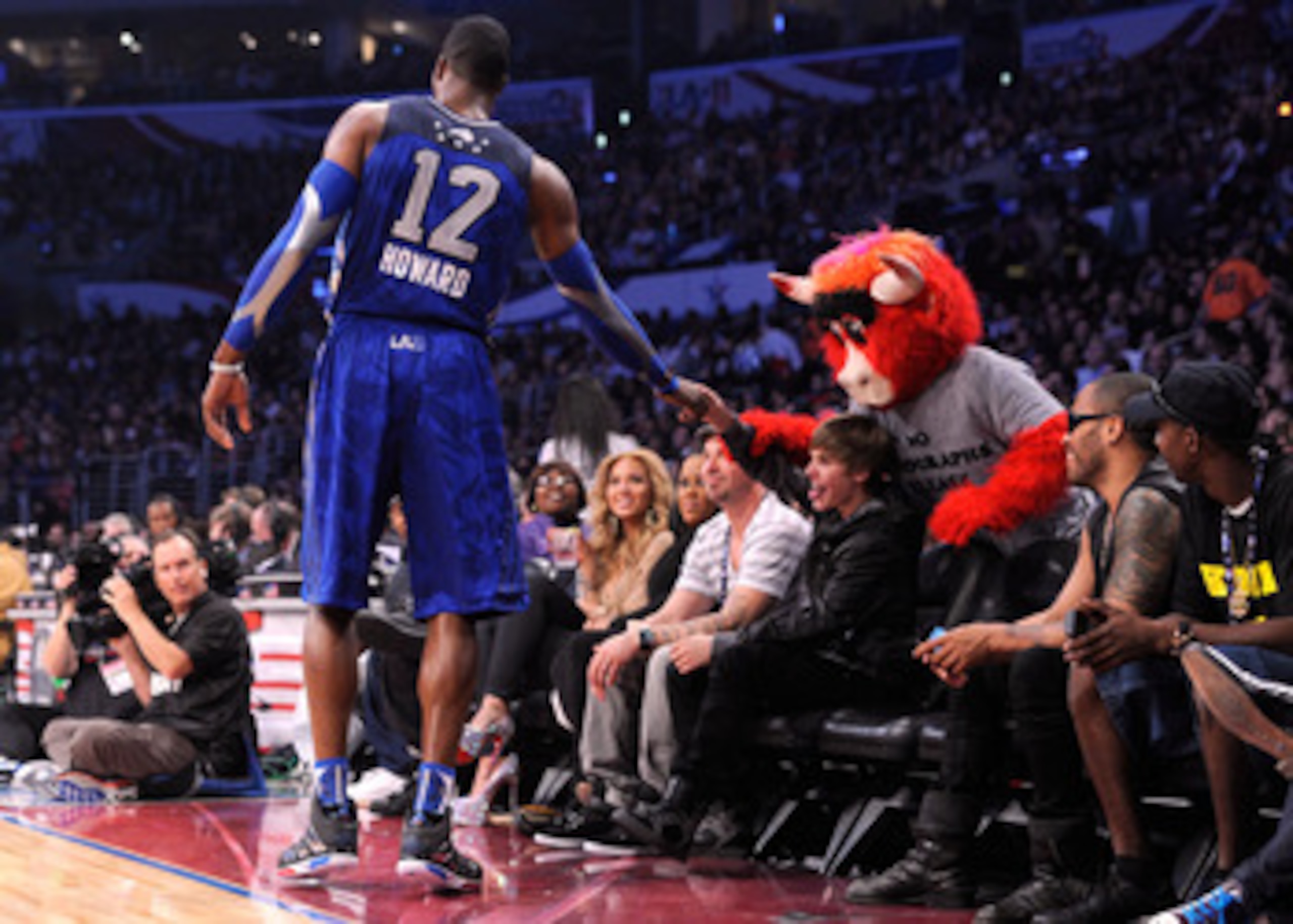 LOS ANGELES, CA - FEBRUARY 20:  (L-R) Dwight Howard #12 of the Orlando Magic and the Eastern Conference, singer Justin Bieber, and Chicago Bulls mascot 'Benny the Bull' courtside during the 2011 NBA All-Star game at Staples Center on February 20, 2011 in